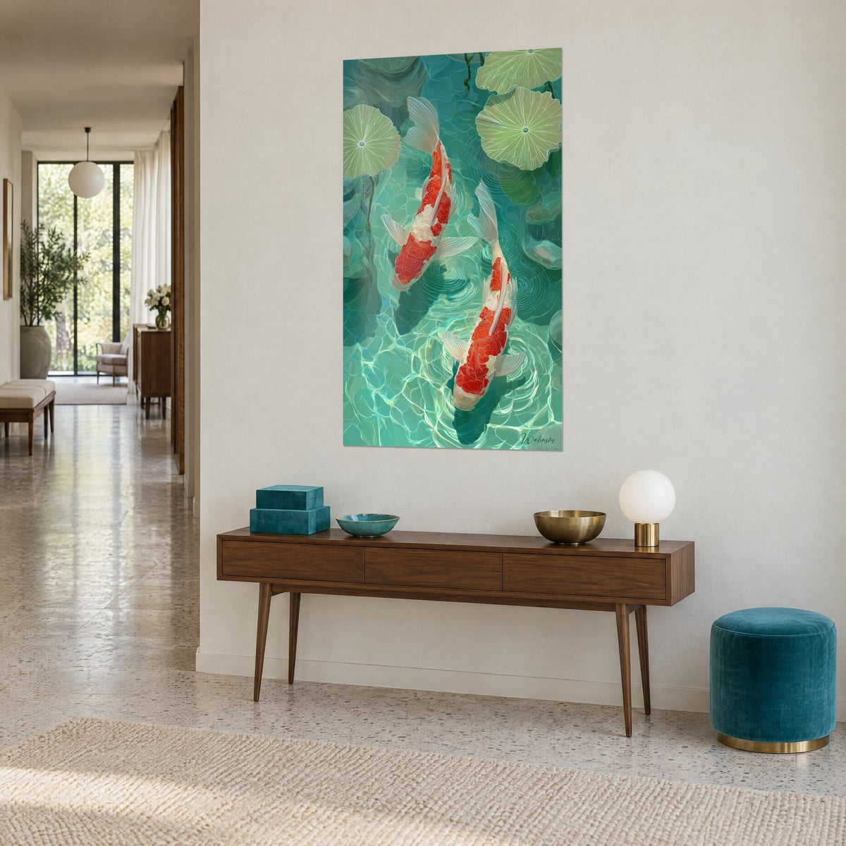 Schilderij felscharlaken en crèmekleurige koi die glijden door turquoise water met weerspiegelingen, driekwartzicht in een lichte gang