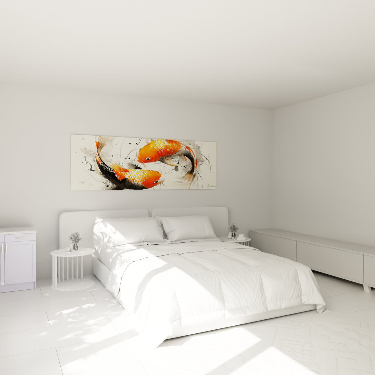 Carpes koï orange et blanches entrelacées, accrochées au-dessus d'un lit dans une chambre claire