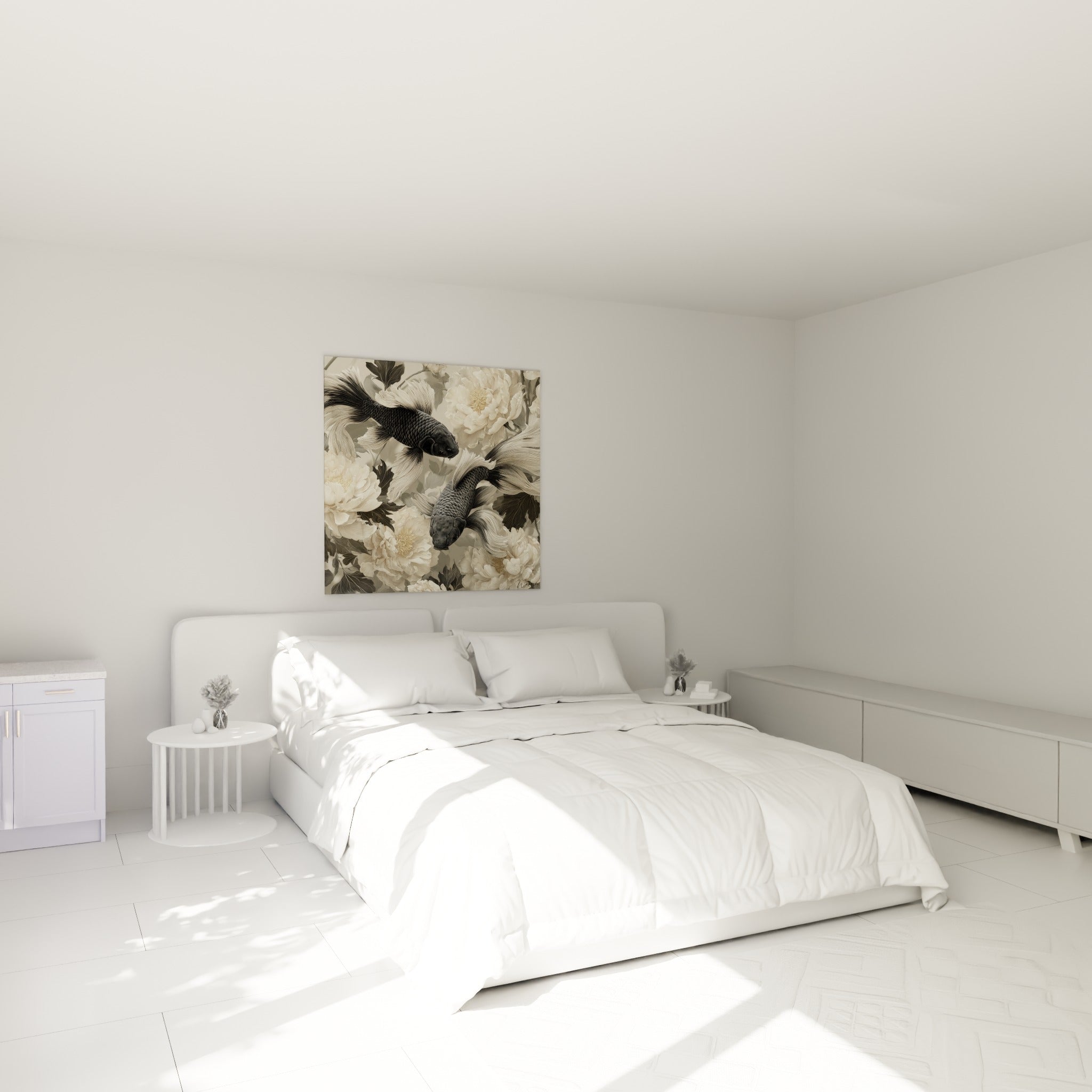 Carpes Koi noires et pivoines blanc crème accrochées au-dessus d'un lit dans une chambre claire