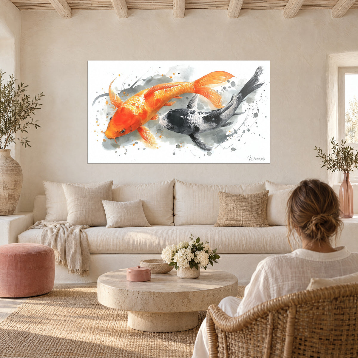 Cuadro carpa koi naranja flamígera y su compañera negra en acuarela, salpicaduras grises, sobre un sofá en un salón luminoso