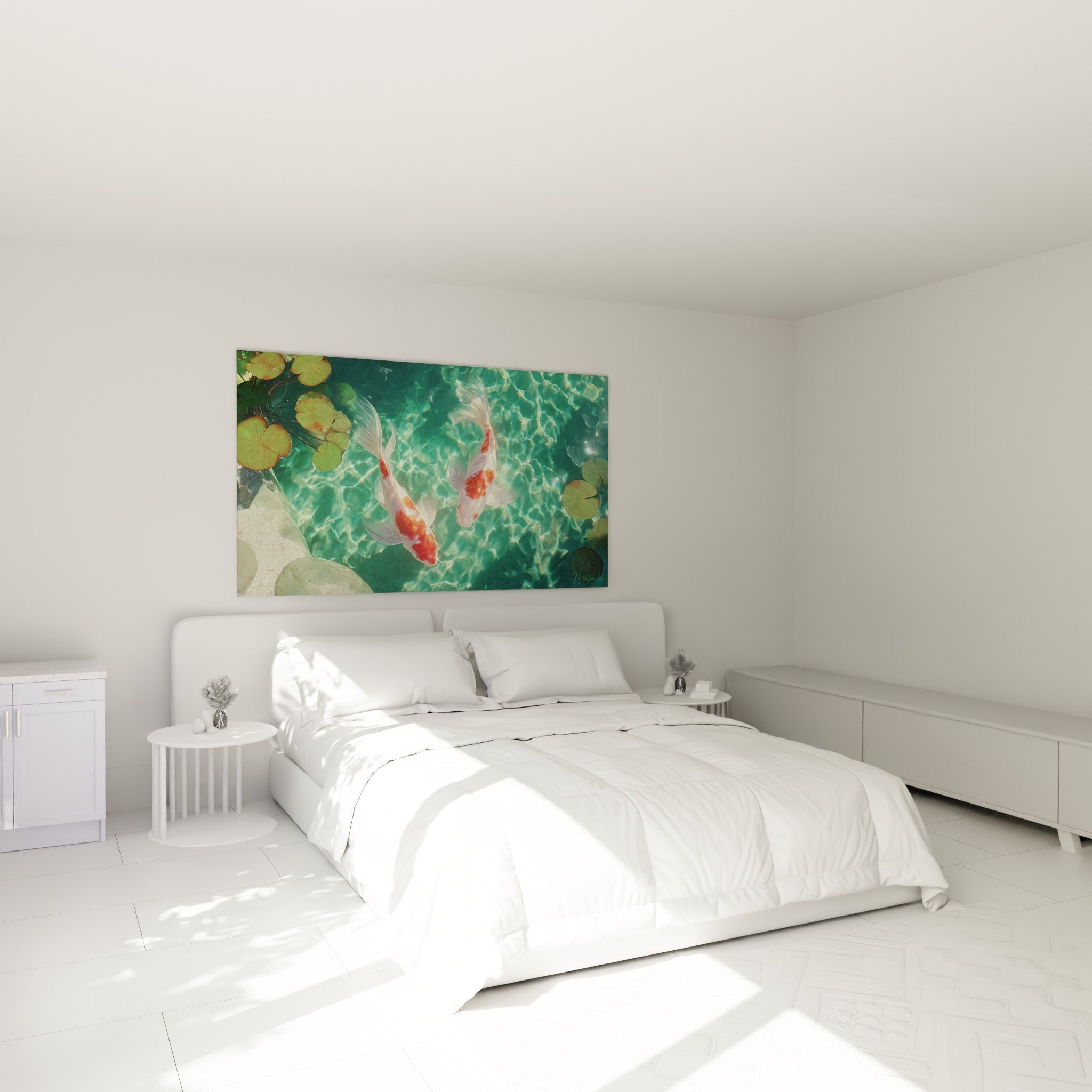 Deux poissons Koi orange et blancs glissant sous l'eau jade, au-dessus d'un lit dans une chambre claire