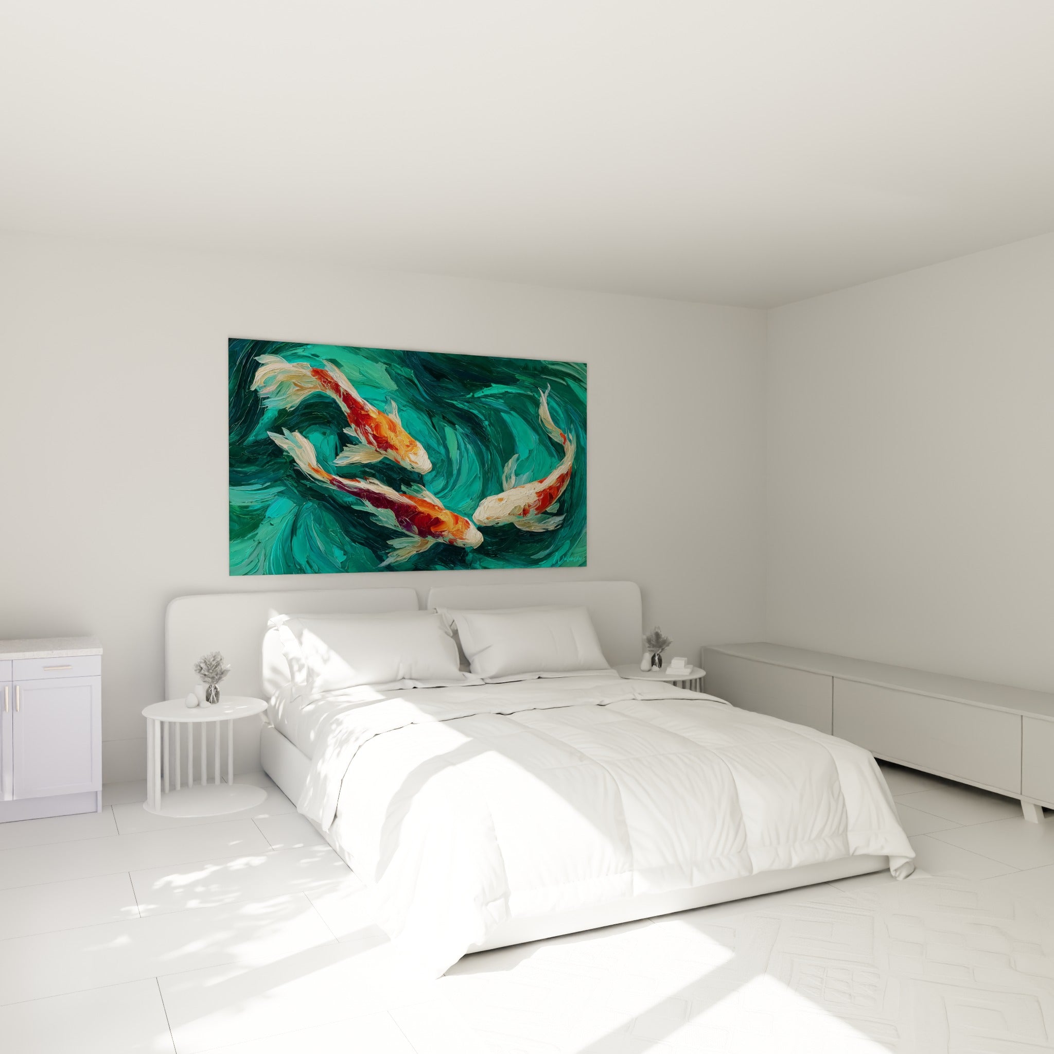 Carpes koï orange vif glissant dans une eau turquoise, tableau accroché au-dessus d'un lit dans une chambre claire