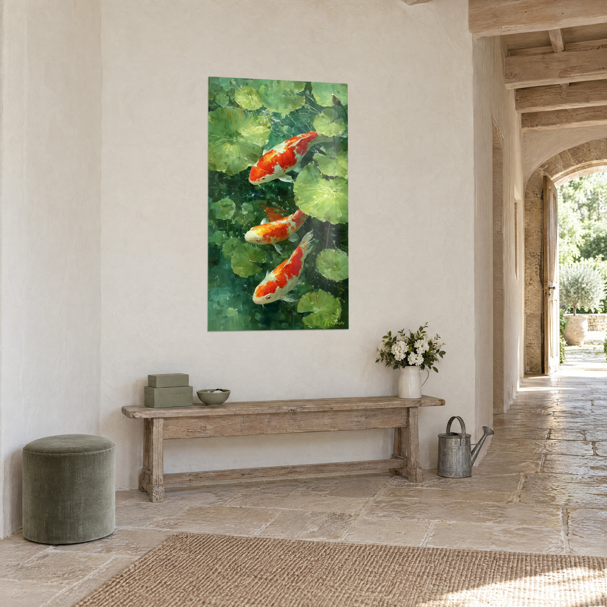 Cuadro con un trío de peces rojo bermellón y marfil sobre agua verde esmeralda, colgado junto a un arco de piedra de una casa de campo