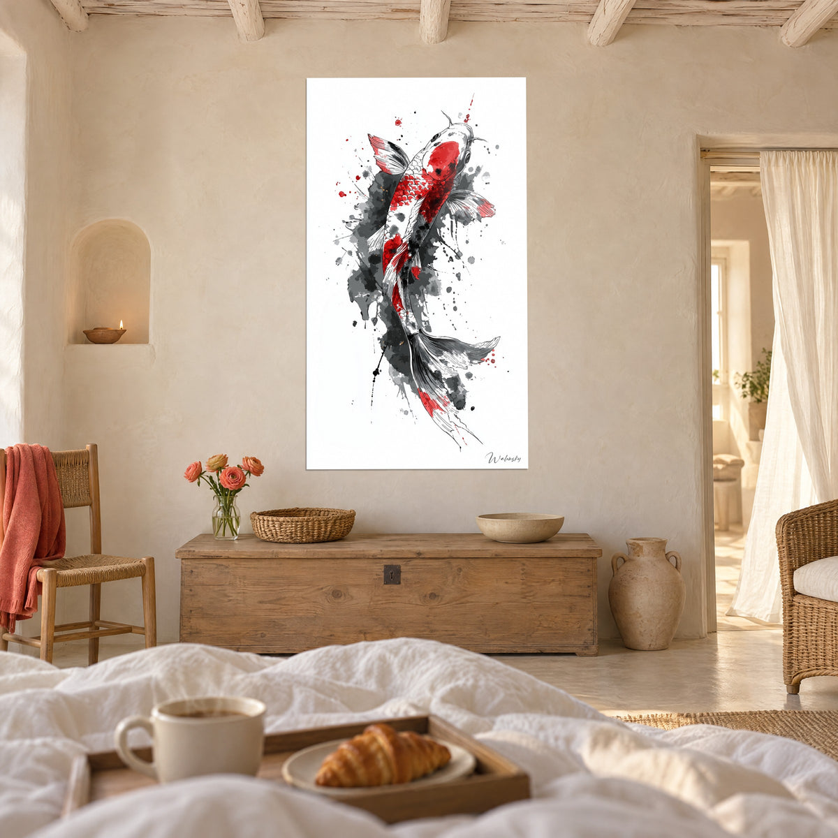 Schilderij met scharlaken en grijze koi-silhouet op witte achtergrond, sluierachtige staart, crèmekleurige muur, boven een bed in een lichte slaapkamer