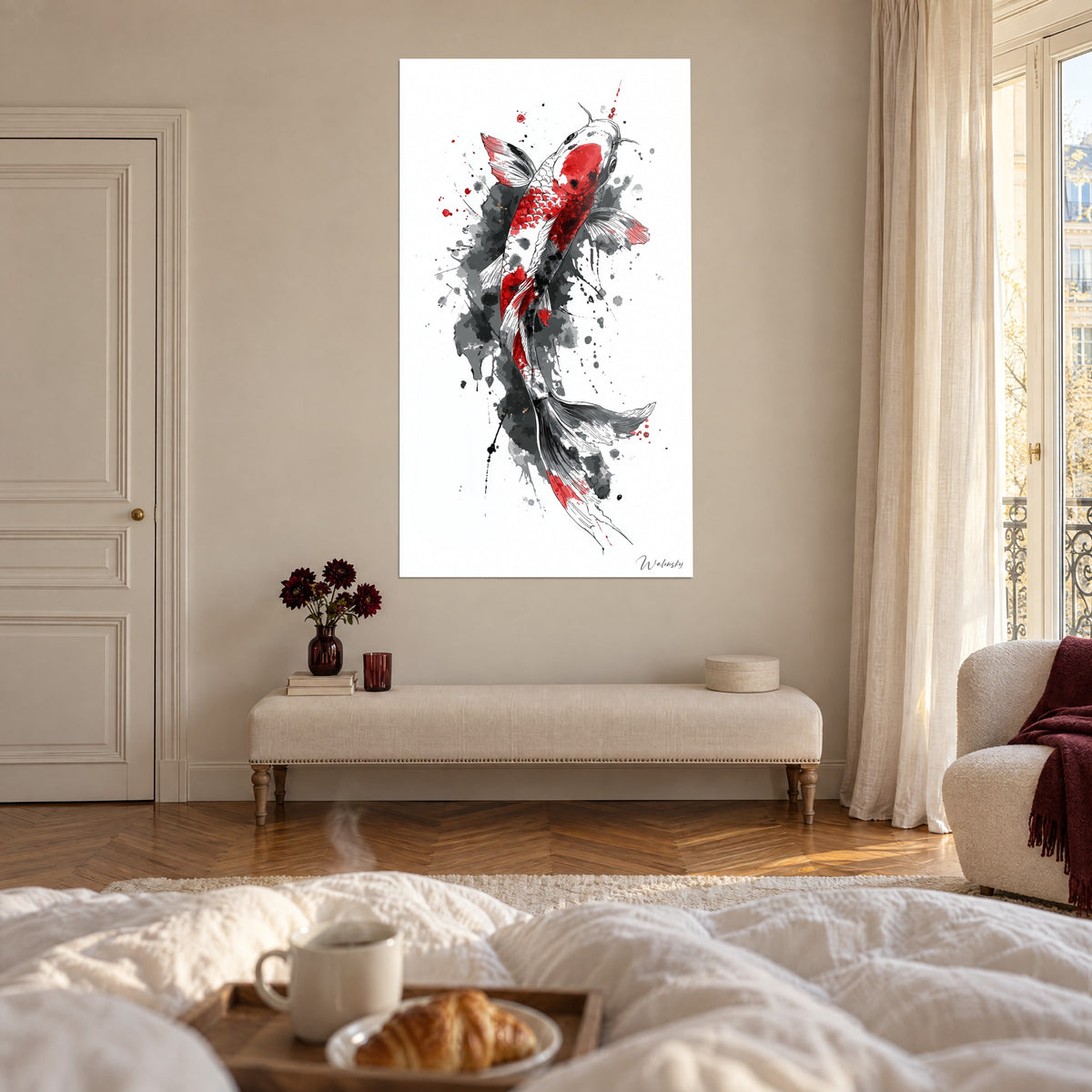 Quadro sagoma di koi dalle squame scarlatte, inchiostro nero e grigio carbone su bianco, di fronte a una donna di spalle, sopra un letto in una camera luminosa