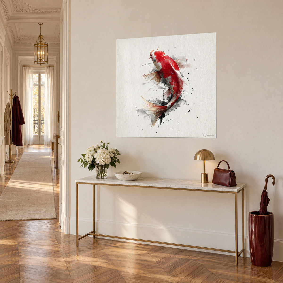 Quadro koi rosso vermiglione e bianco perlato, coda a velo di inchiostro grigio, appeso sopra una console dorata nell'ingresso