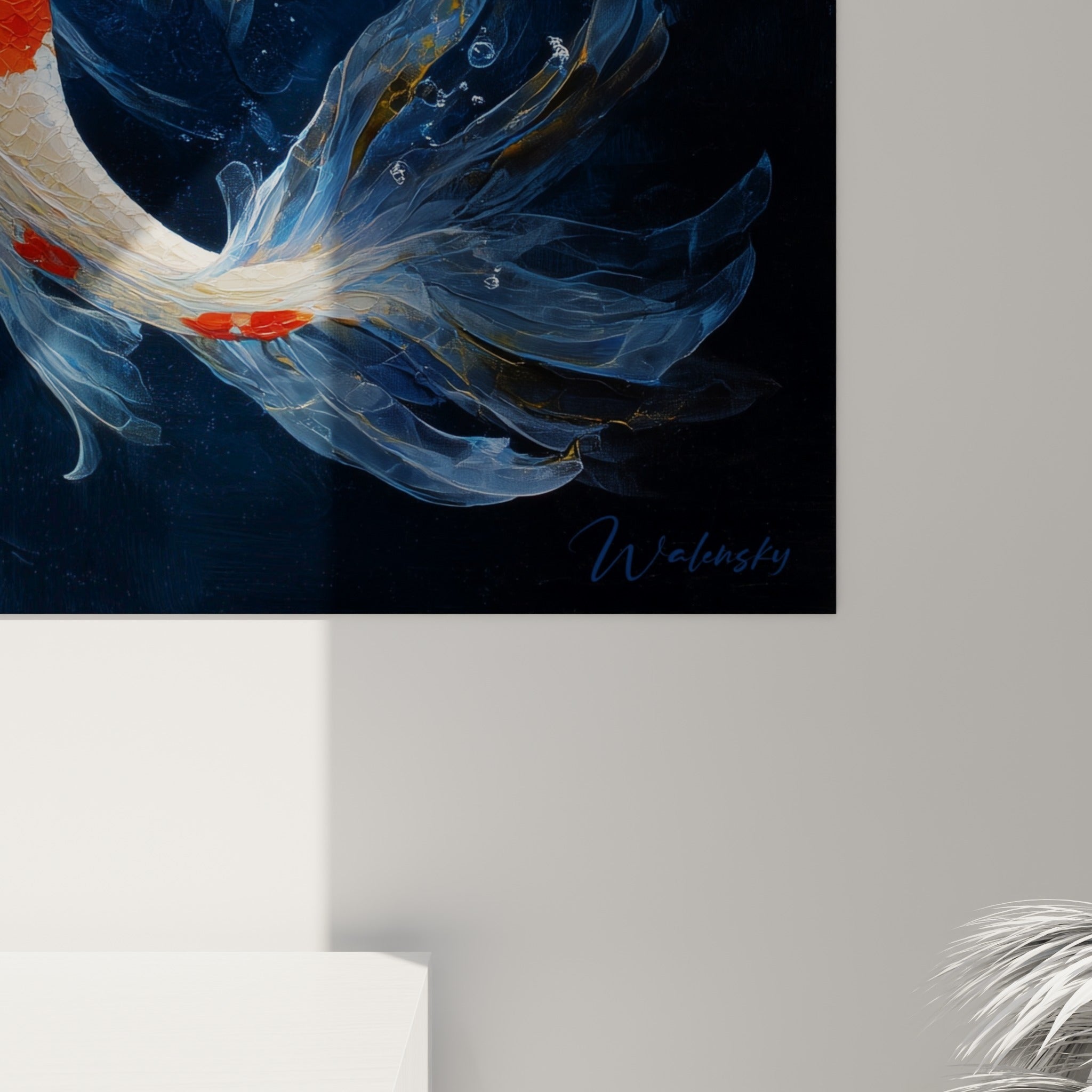 Écailles orange et blanches texturées du tableau Koi, bulles argentées et coulures bleu marine visibles de près