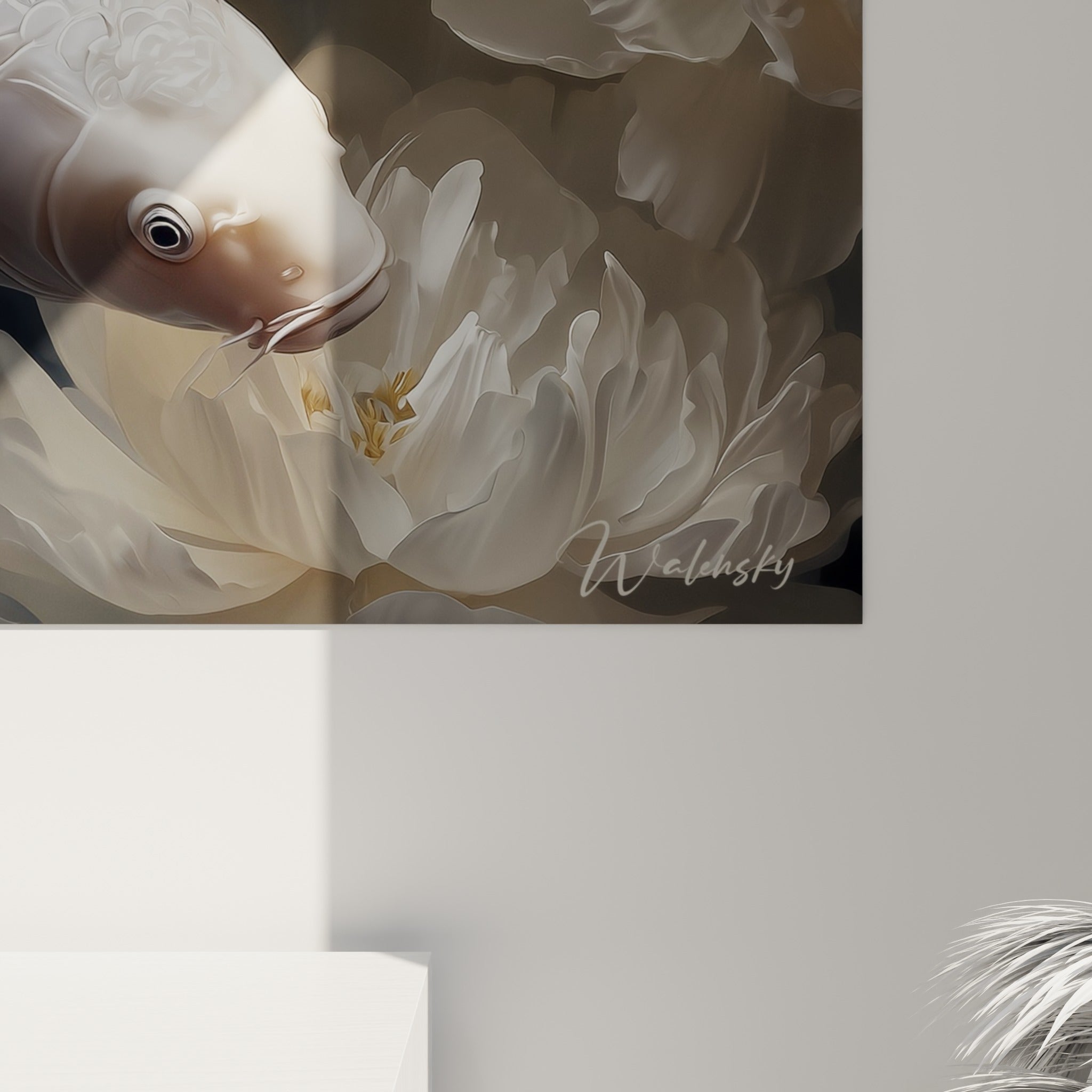 Écailles nacrées et motifs noirs du Koi, texture fine des pétales blancs visible en surface de l'œuvre