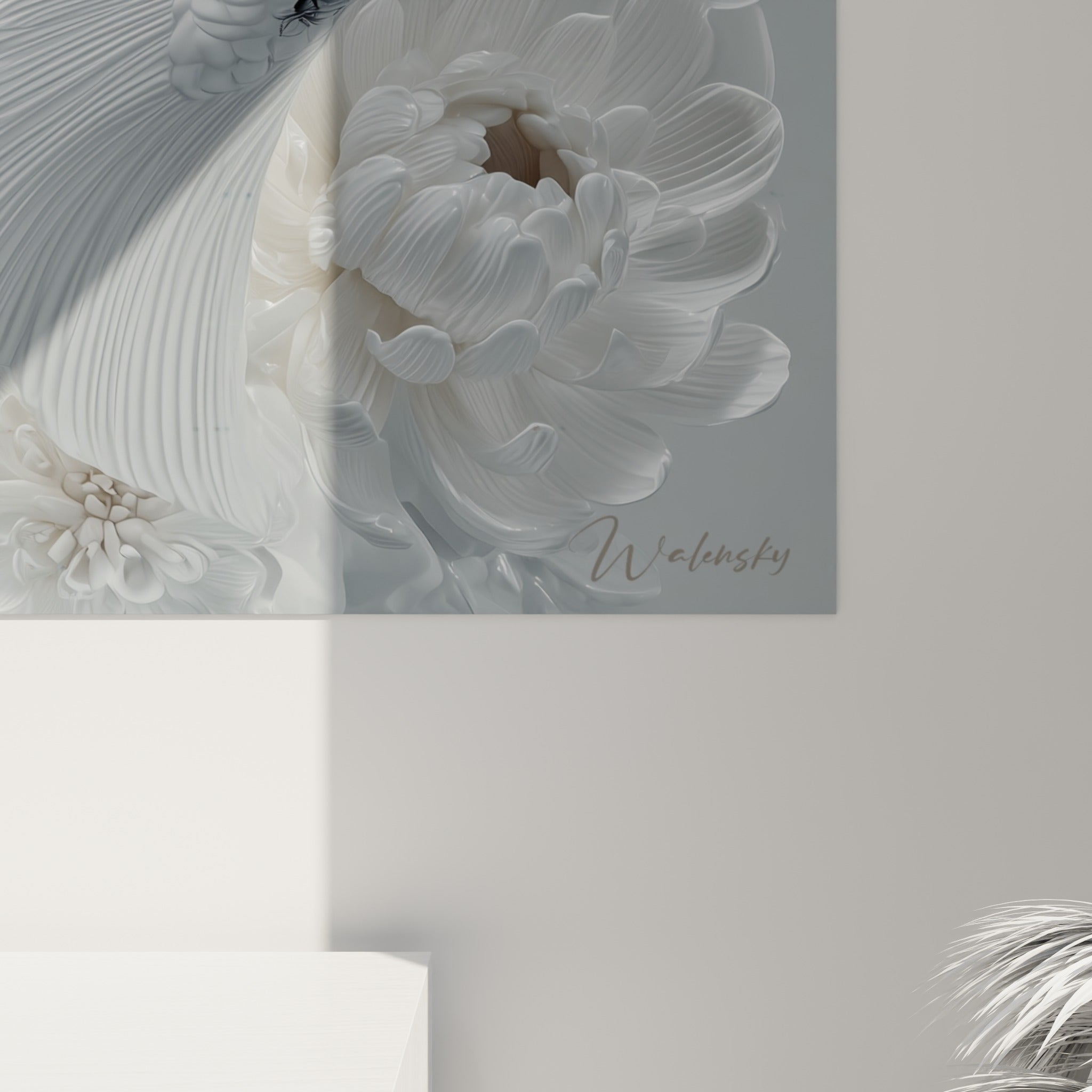 Détail des écailles blanches et anthracite d'une carpe Koi, texture sculptée des chrysanthèmes visible de près