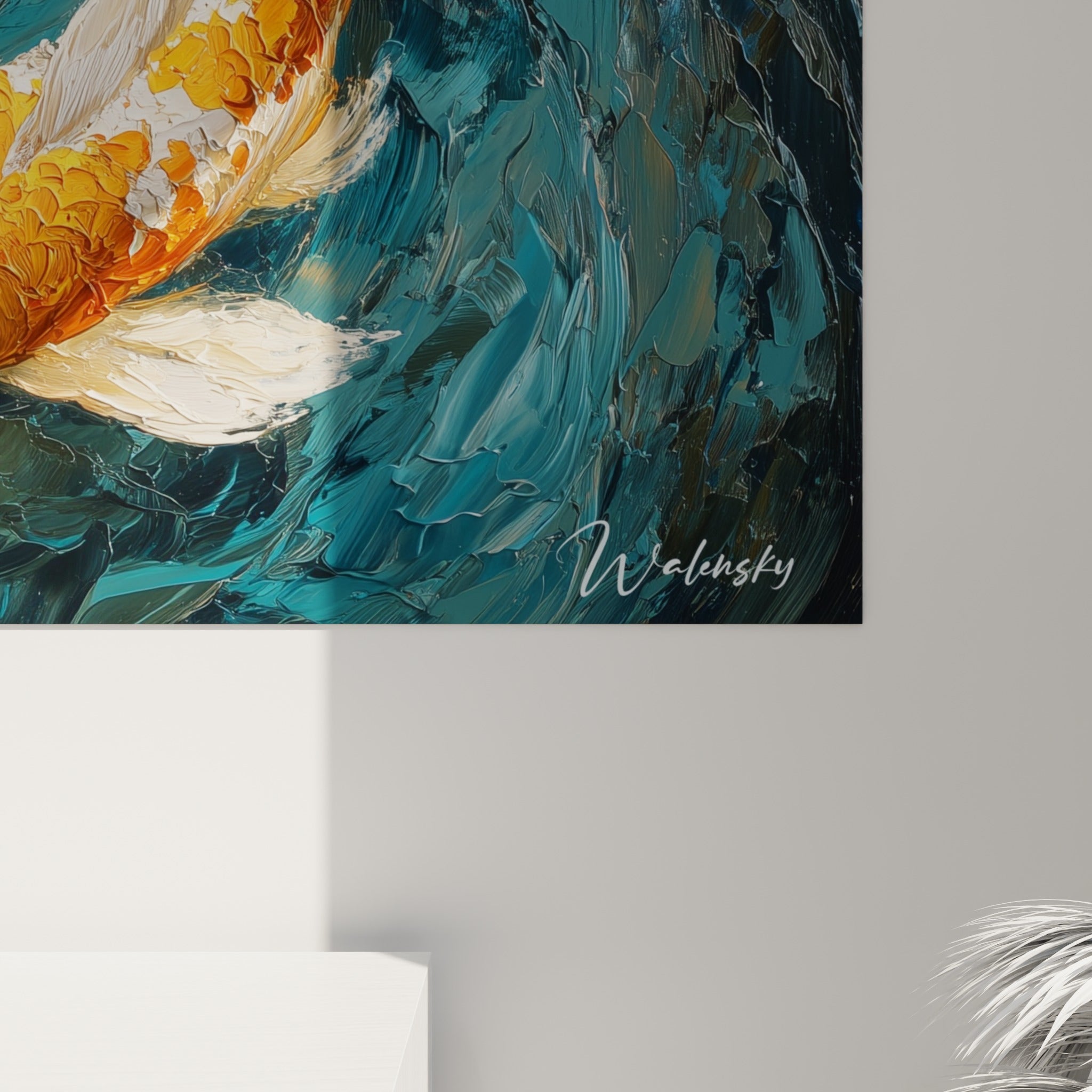 Écailles empâtées orange et rouge des carpes koï, matière sculptée et coulures bleu sarcelle visibles de près
