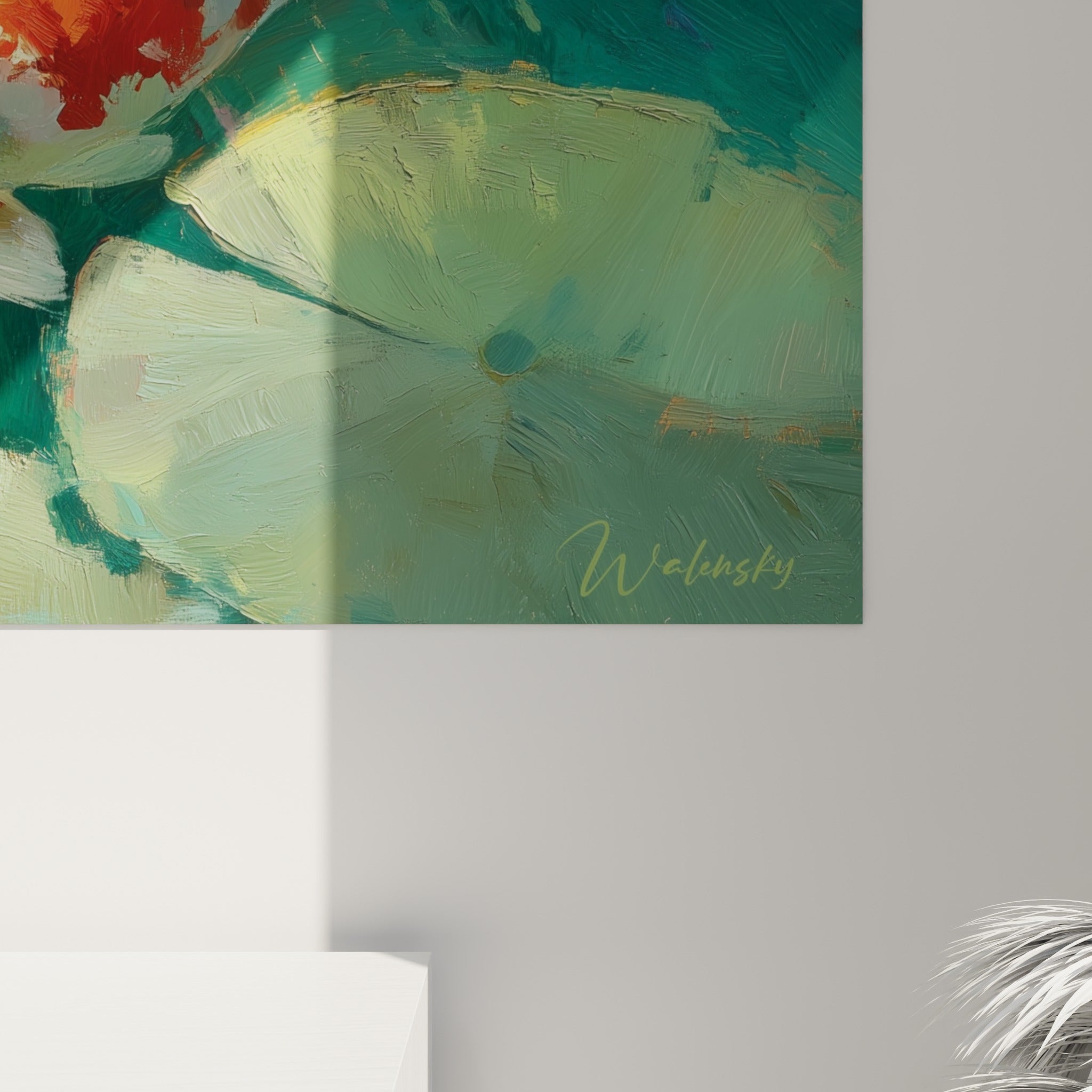 Empâtements orangés et verts d'un koï peint, coulures de peinture visibles sur la surface émeraude de l'eau