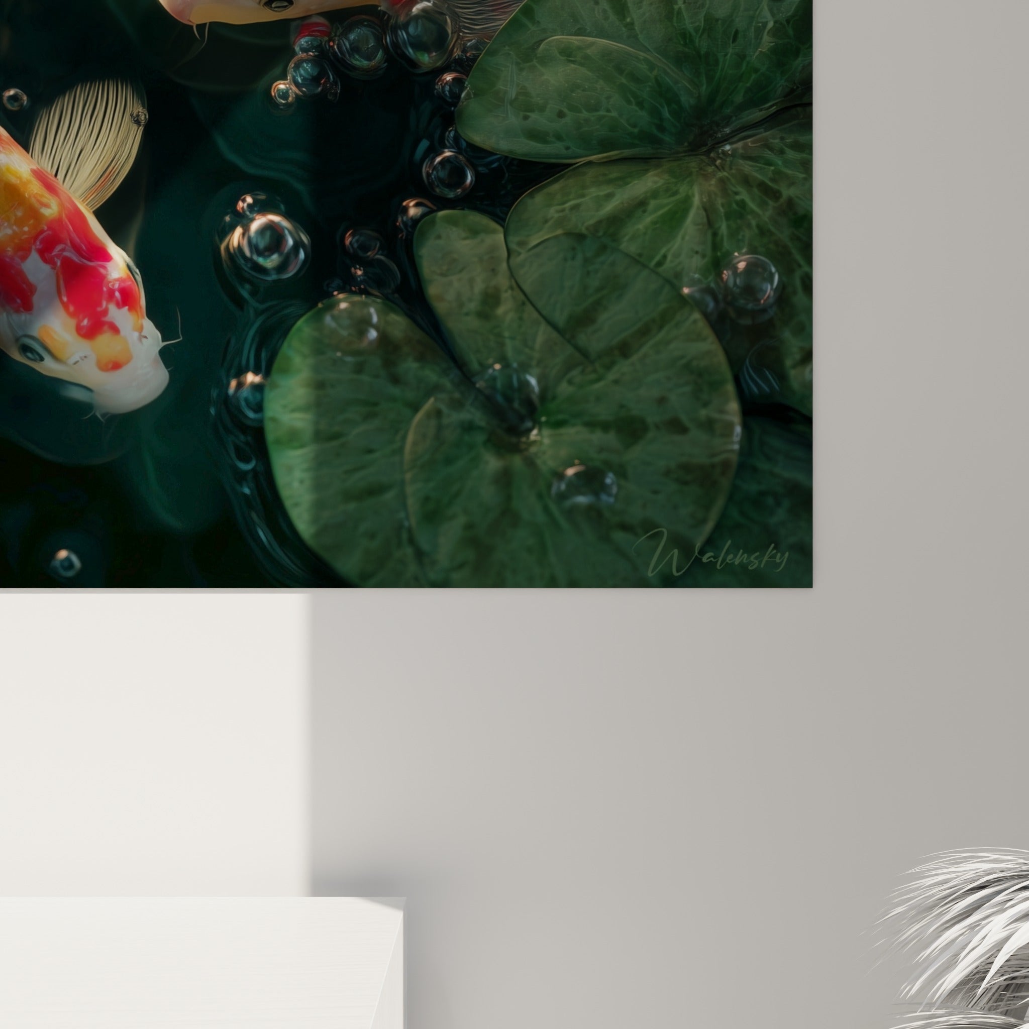 Écailles orange et blanches des Koi et texture veloutée des nénuphars vert sauge visibles de près