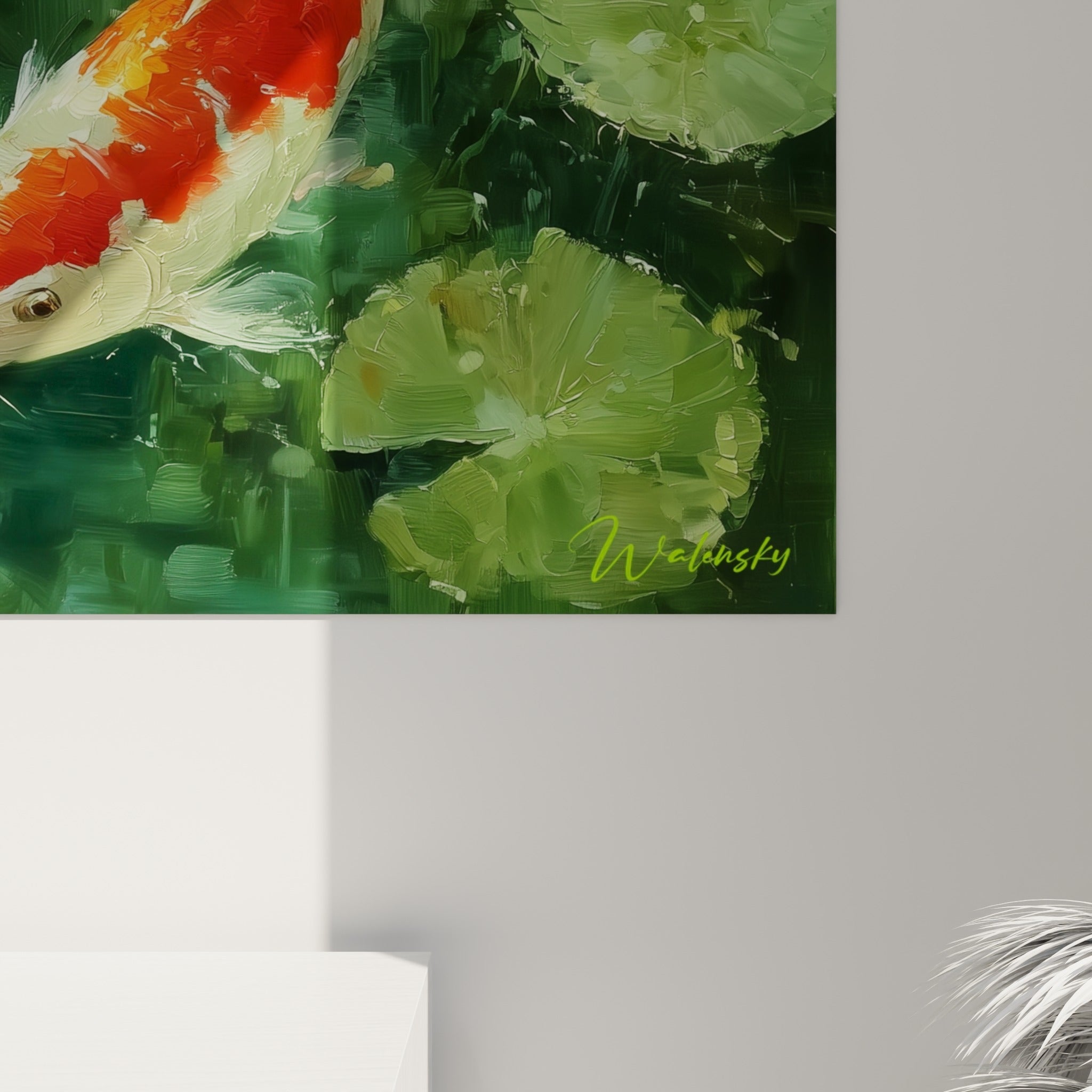 Empâtements de peinture orange et vert bouteille révélant la matière du tableau koï accroché