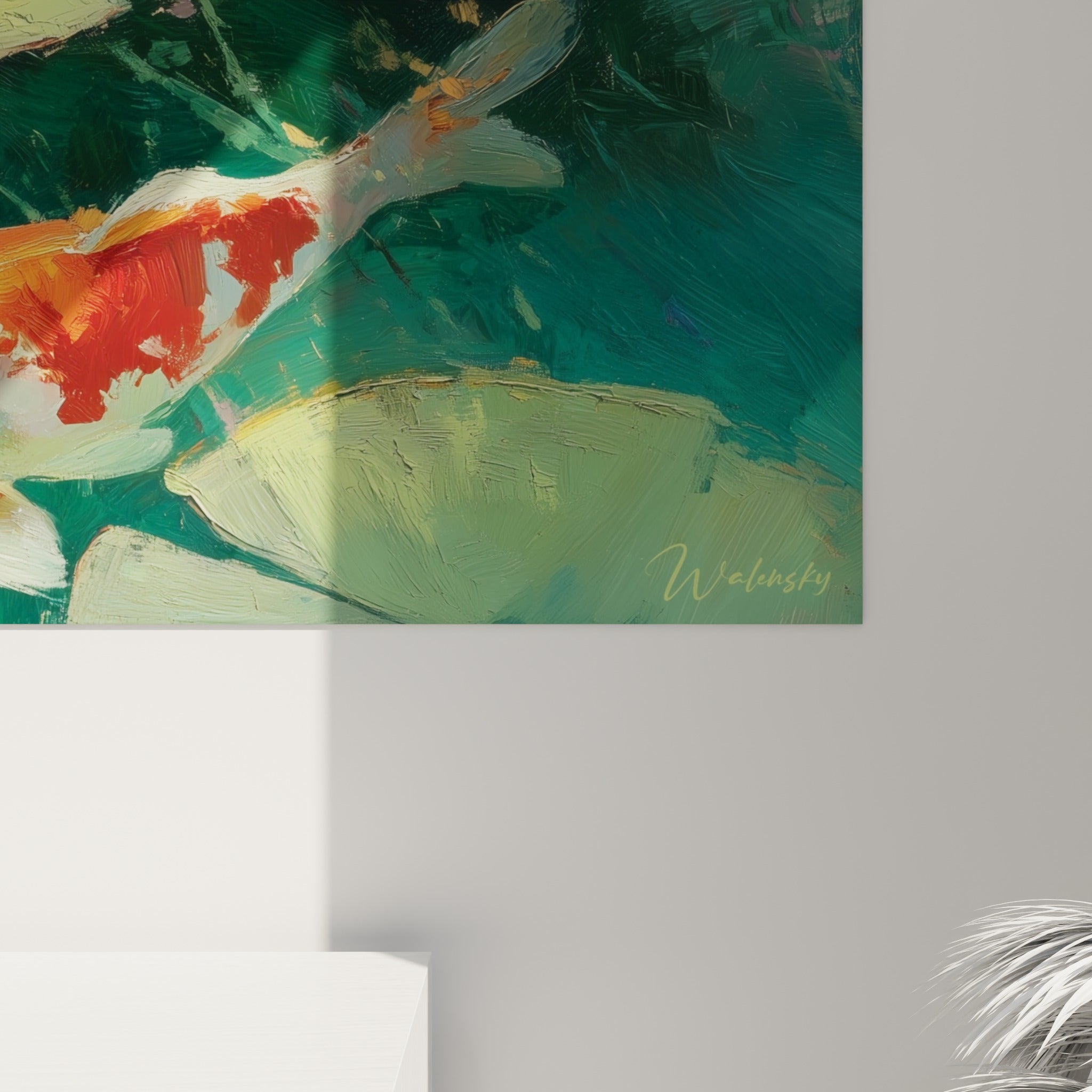 Empâtements de peinture visibles sur les écailles orange et le fond vert émeraude d'une carpe koi