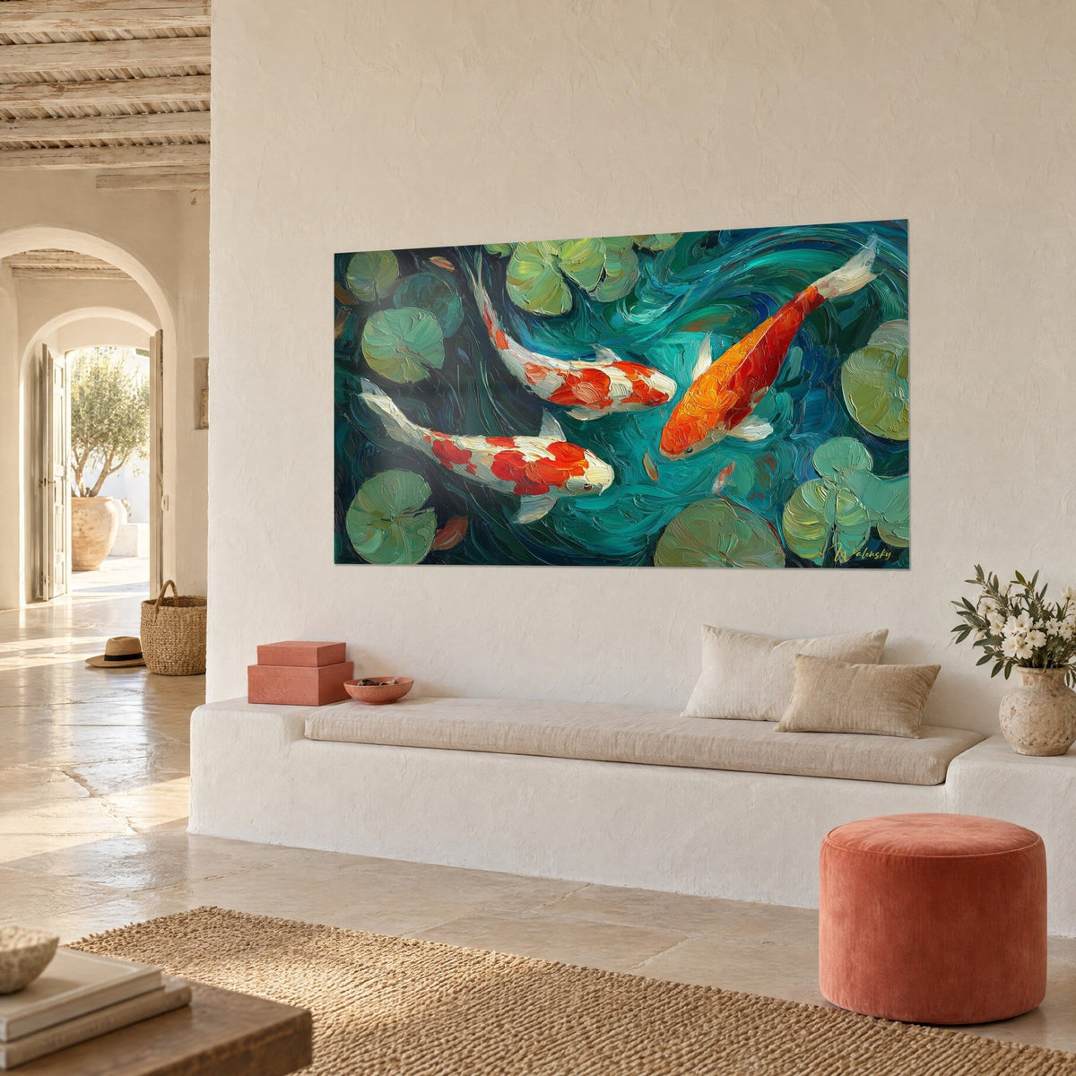 Gemälde mit leuchtend orangefarbenen und perlmuttweißen Koi-Fischen, die durch türkisfarbenes Wasser gleiten, zartgrüne Seerosen, an einer cremefarbenen Wand in Dreiviertelansicht