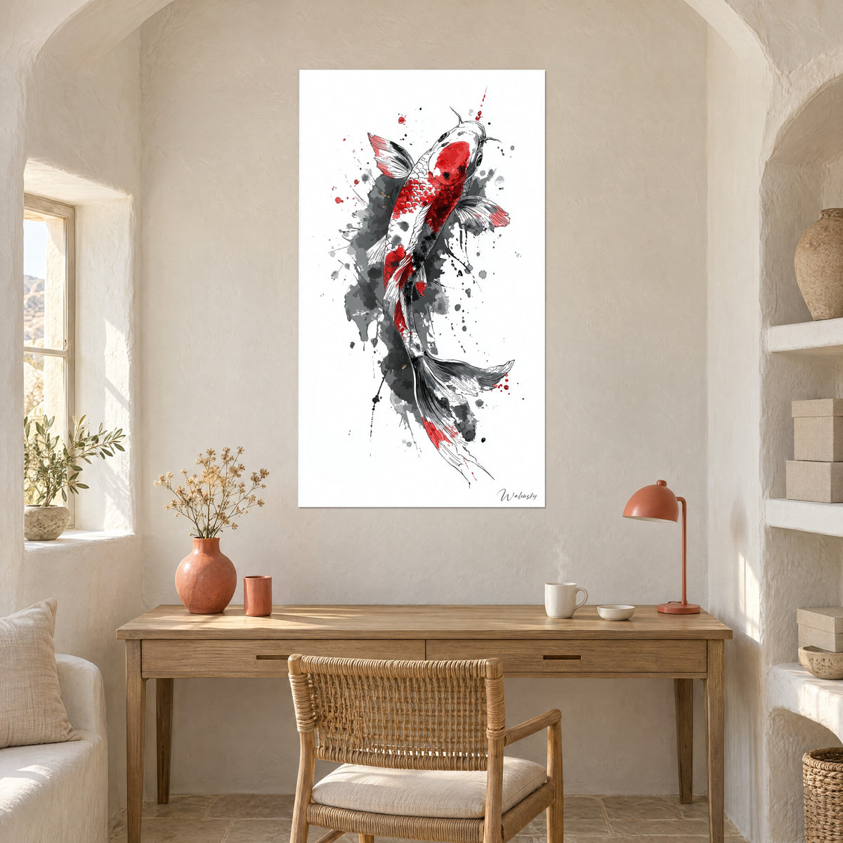 Schilderij met koraalrode Japanse karper, antracietgrijze inktwolken, licht houten bureau en terracotta lamp
