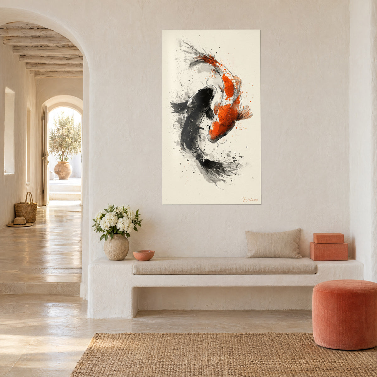 Gemälde Koi-Paar, schwarzer Fisch mit grauer Tuscheschattierung und orangefarbener Fisch mit weißen Flecken, gekalkte Wand, Steinbank