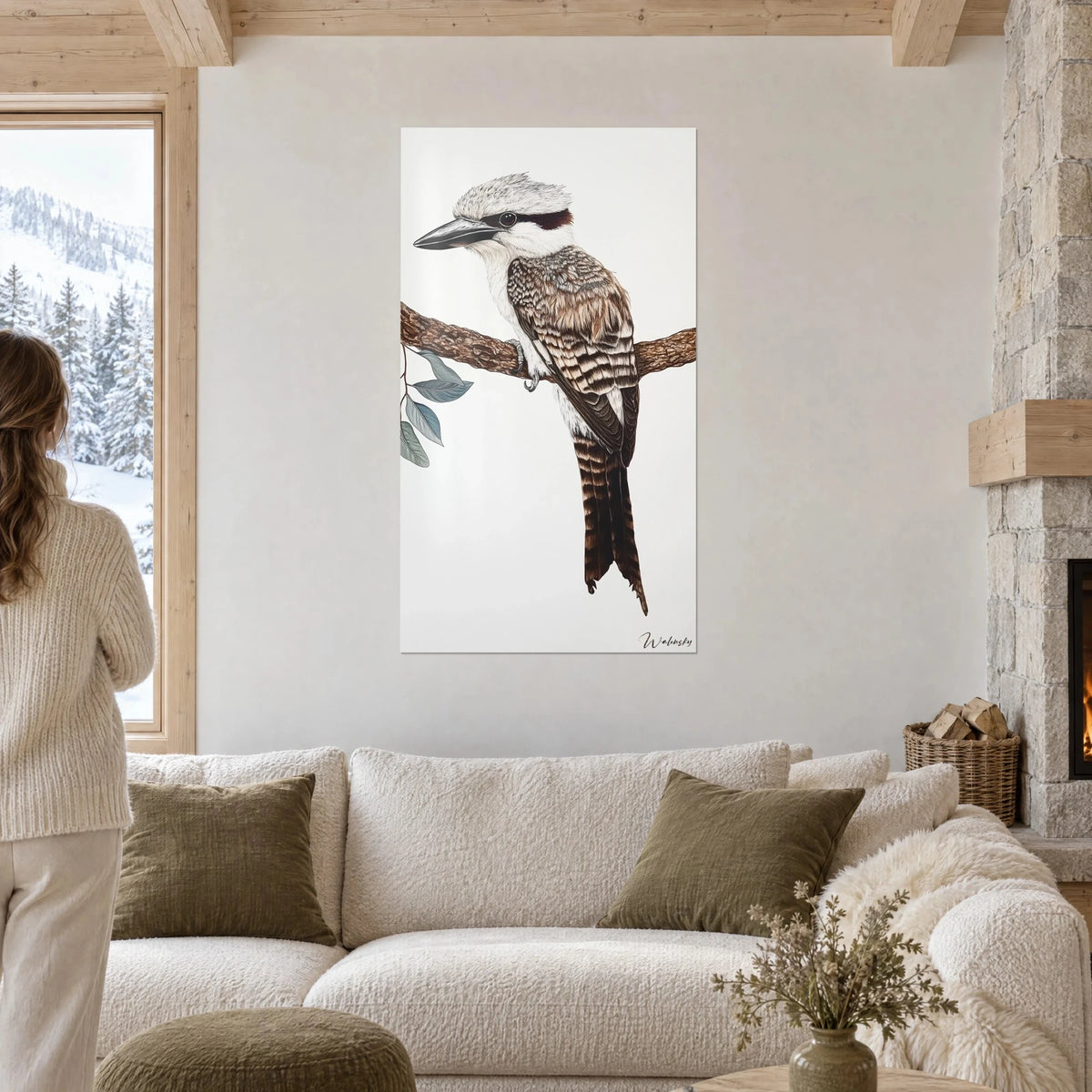 Gemälde Kookaburra mit cremeweißem, braun gestreiftem Kopf, auf einem rostroten Ast sitzend, über einem Sofa in einem hellen Wohnzimmer