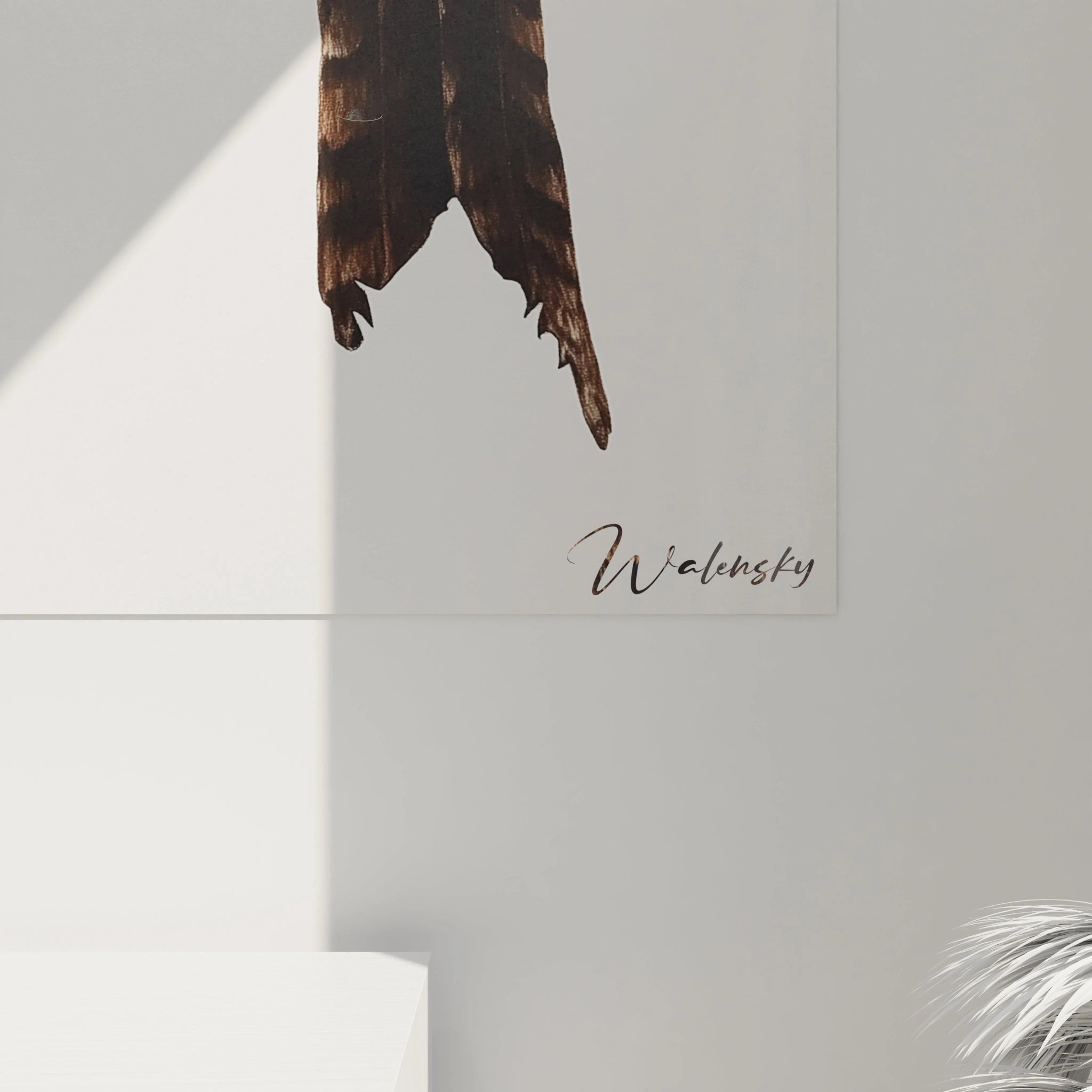 Détail d'un tableau oiseau signé Walensky avec images réalistes de plumes marron sur fond clair