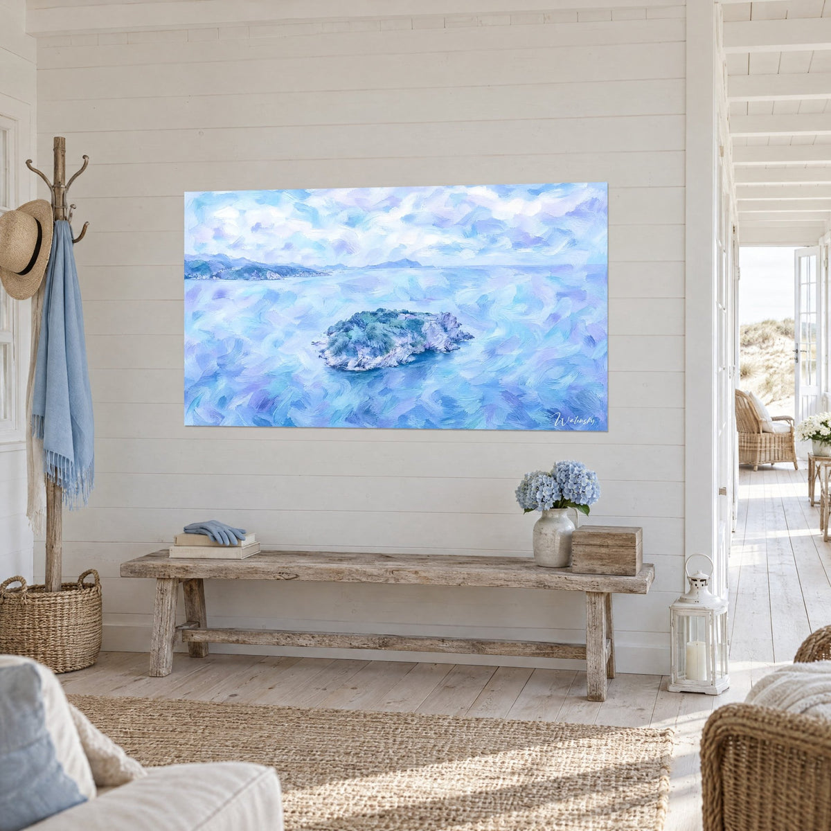 Schilderij klein bebost eiland in saliegroen op hemelsblauw water, verre kustlijn links, opgehangen in een witte gang aan zee