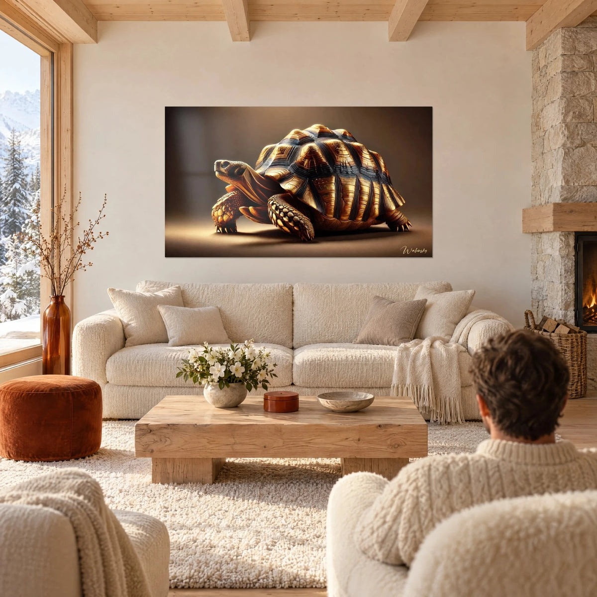 Schilderij van een reusachtige schildpad met gouden en indigoblauwe schild, tegenover een man van achteren, boven een bank in een lichte woonkamer