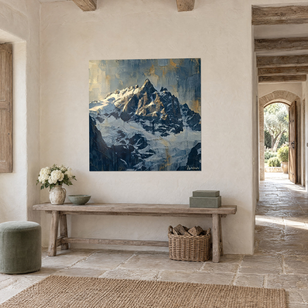 Quadro picco roccioso con ghiacciai blu notte e ocra dorata, appeso a una parete beige accanto a una console in legno e a un arco