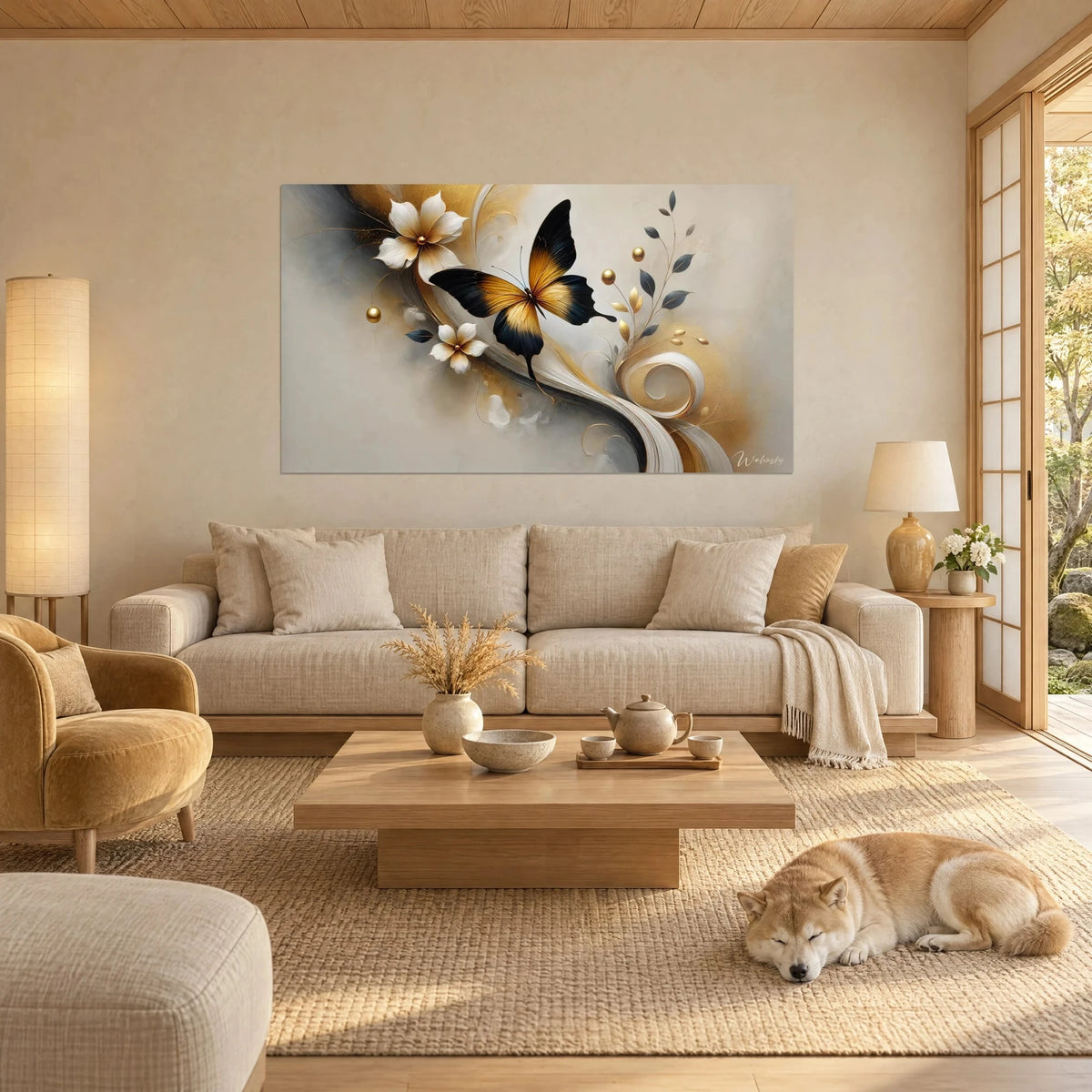 Cuadro mariposa en negro y ámbar sobre flores marfil, volutas doradas, Shiba tumbado en la alfombra, encima de un sofá en un salón luminoso