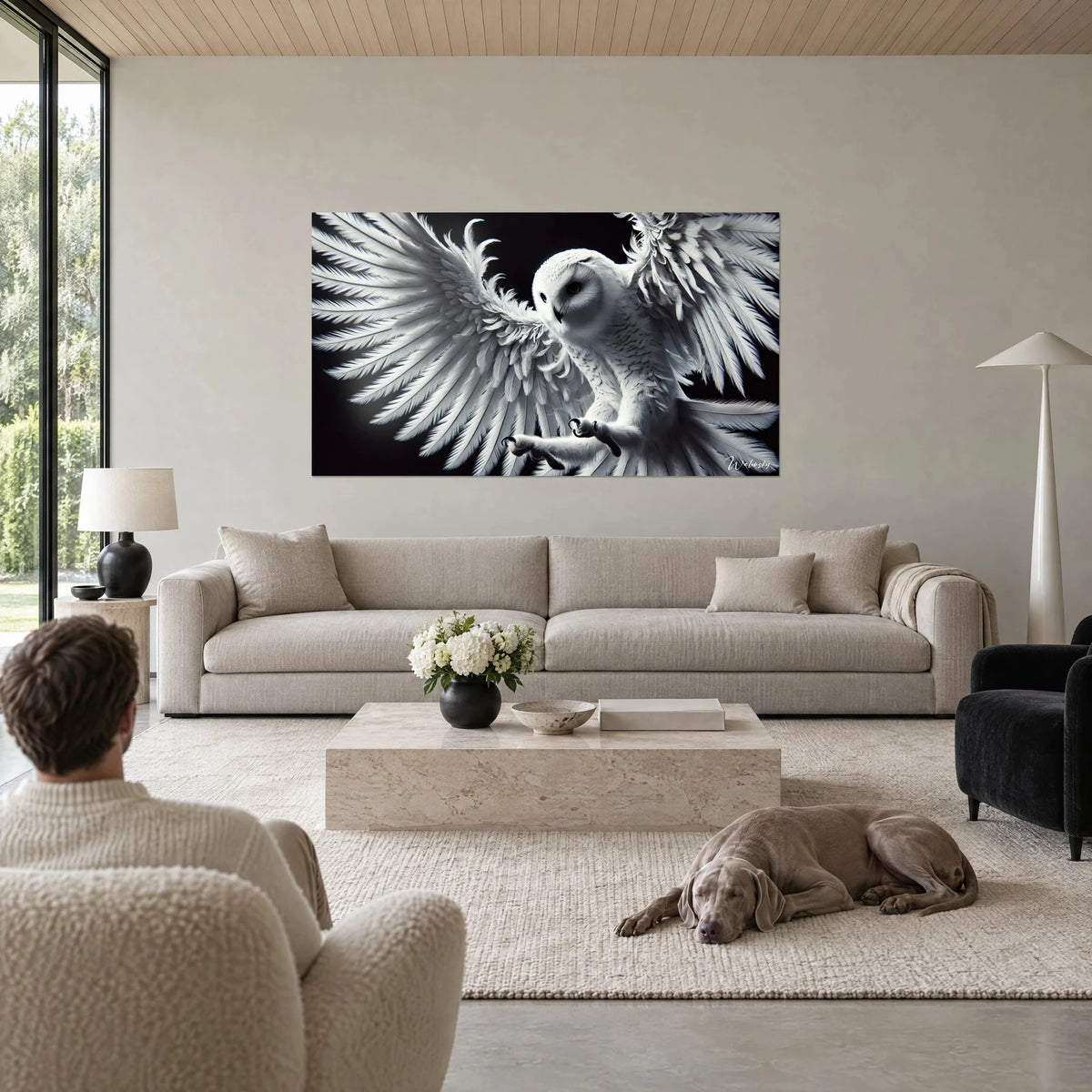 Schilderij sneeuwuil met uitgespreide vleugels, witte veren op zwarte achtergrond, klauwen naar voren, boven een bank in een lichte woonkamer