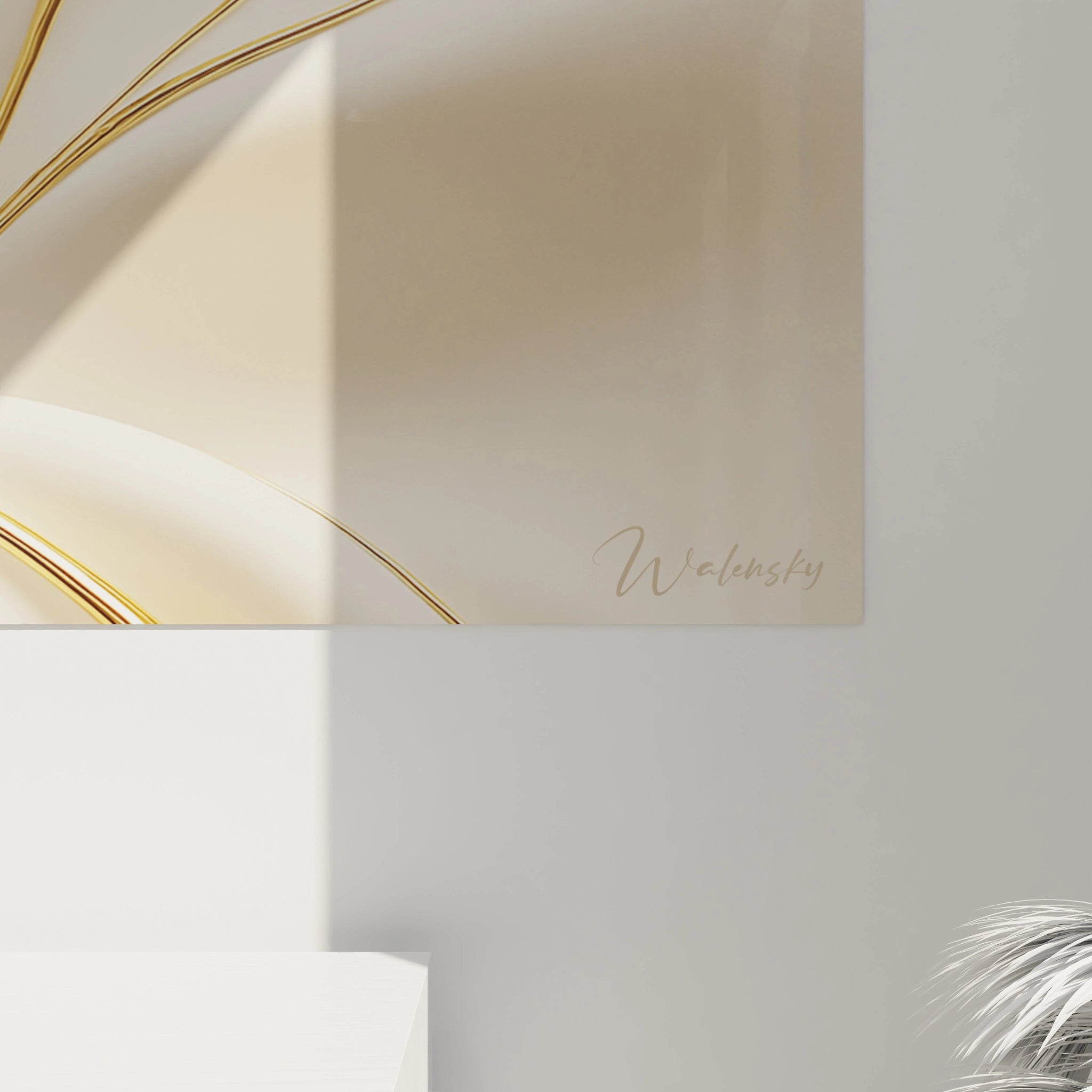 Un tableau relief luxueux aux lignes dorées ondoyantes qui émergent d'un fond crème velouté, présentant une texture tridimensionnelle où les éléments métalliques créent une chorégraphie visuelle sophistiquée.
