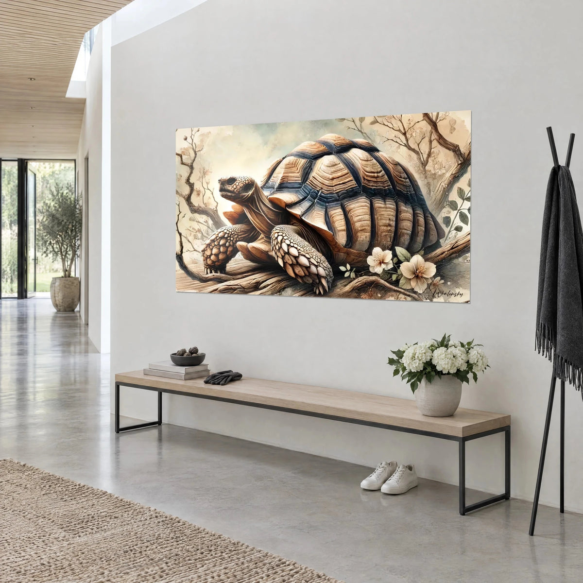 Tableau dinosaure miniature à dos de bois strié, beige et brun, vu de trois-quarts sur un mur blanc au-dessus d'un banc