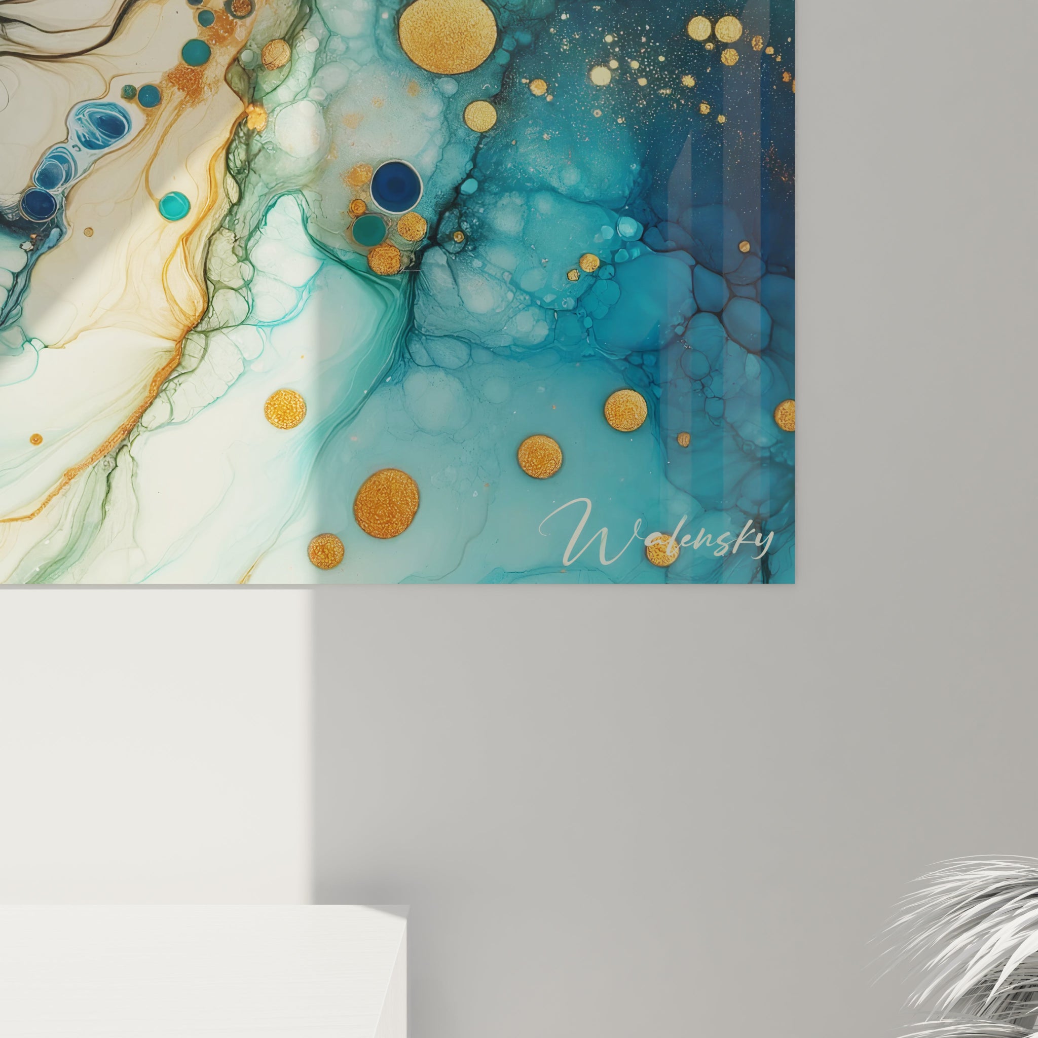 Tableau abstrait présentant des veines liquides aux tons aquatiques. Gamme colorée de bleu azur, émeraude, crème et noir avec accents dorés. Texture semblable à l'art marbling avec motifs cellulaires et bulles de différentes tailles. Motif évoquant un réseau fluvial avec courants principaux et affluents rehaussés de particules dorées métalliques créant un effet luxueux sur fond marbré.
