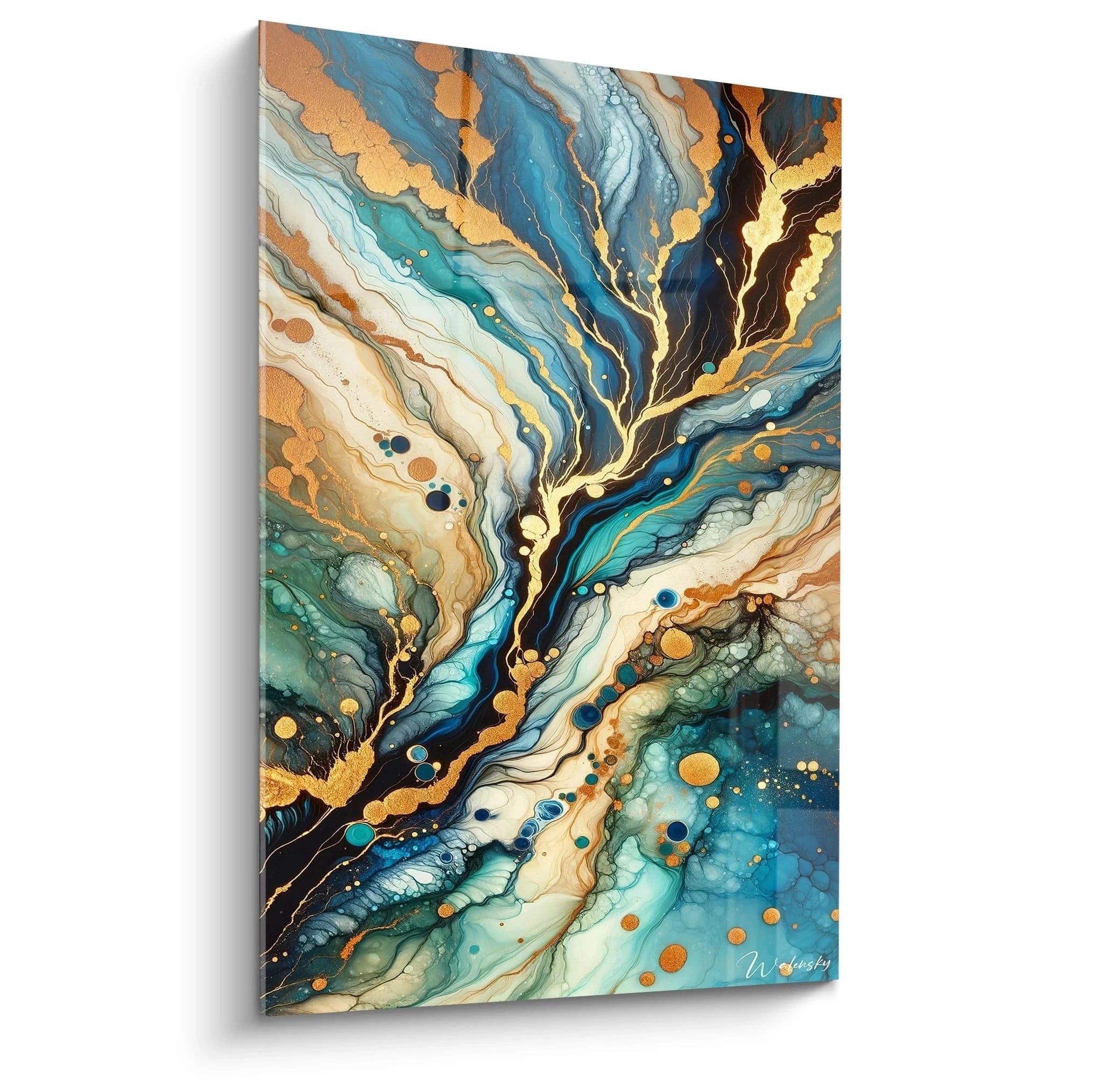 Tableau abstrait représentant des coulées fluides marbrées aux teintes océaniques. Palette riche de bleu turquoise, bleu cobalt, noir et blanc crème avec veines et points dorés. Texture liquide évoquant la technique de l'encre alcohol avec bulles et cellules variées. Composition dynamique de flux convergents vers le centre avec contraste entre zones claires et sombres rehaussées d'accents métalliques.
