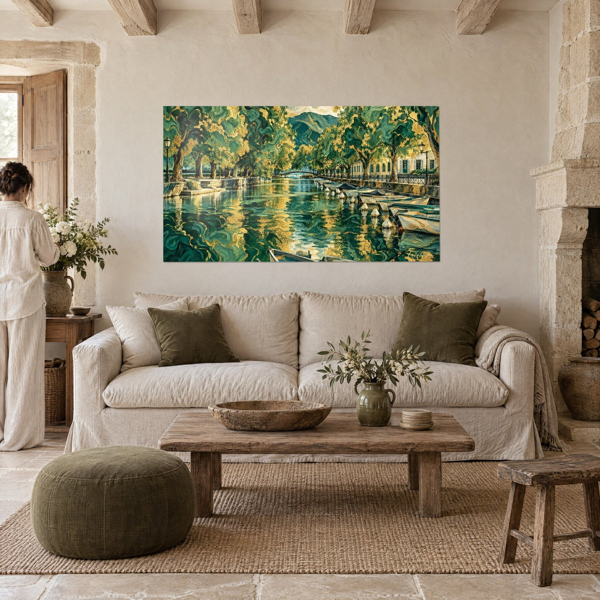 Quadro canale di Annecy in riflessi smeraldo e oro, barche ormeggiate sotto i platani, sopra un divano in un soggiorno luminoso