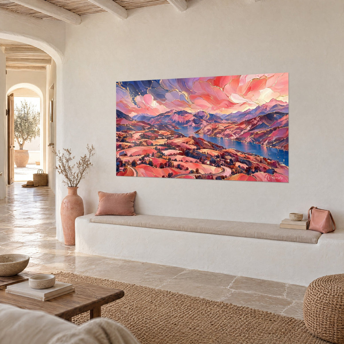 Quadro panorama alpino con creste viola, cielo di petali salmone e blu notte, su una parete bianca di una casa provenzale