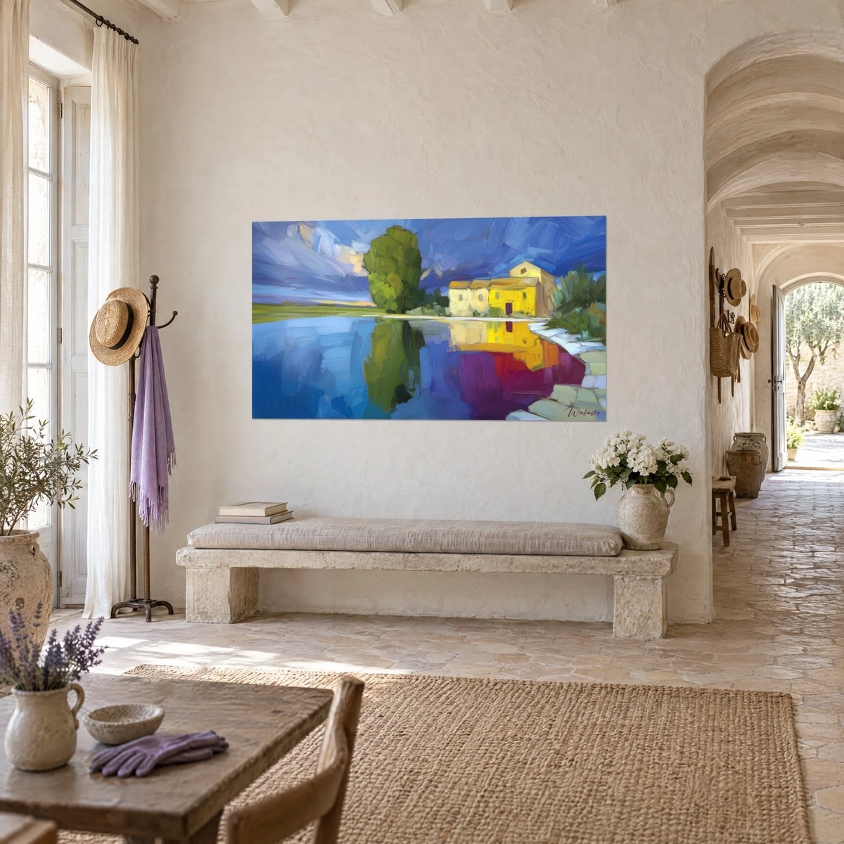 Tableau ferme ensoleillée et grand arbre vert se mirant dans l'eau indigo, coups de spatule, sur un mur de pierre claire du mas