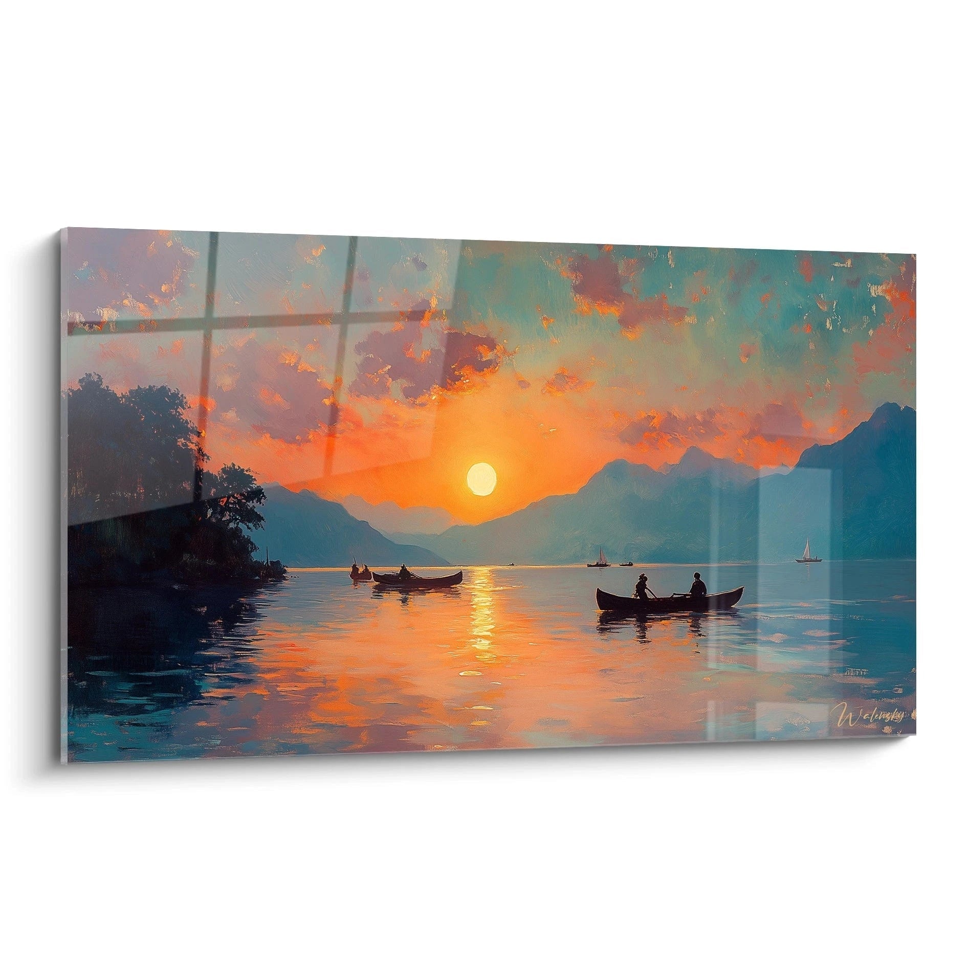 Tableau lac au coucher de soleil montrant plusieurs embarcations silhouettées sur une eau calme reflétant les couleurs orange et jaunes d'un ciel embrasé, avec des montagnes bleues en arrière-plan et des arbres sombres au premier plan.
