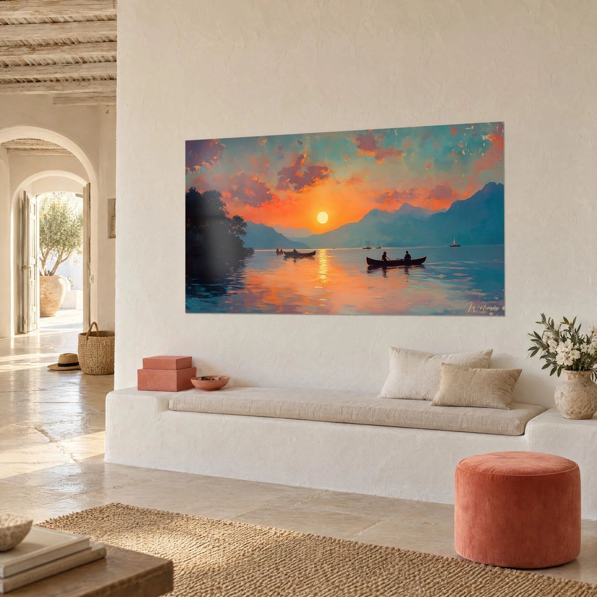 Quadro barche in silhouette su acqua turchese, riflessi dorati del sole e montagne azzurre, vista di tre quarti in un soggiorno mediterraneo