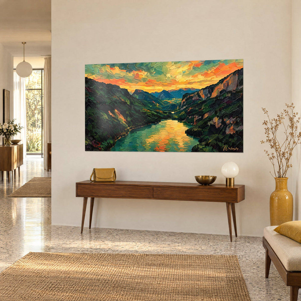 Tableau vallée italienne au crépuscule, ciel jaune et orange sur eau turquoise, en vue de trois-quarts sur console en bois