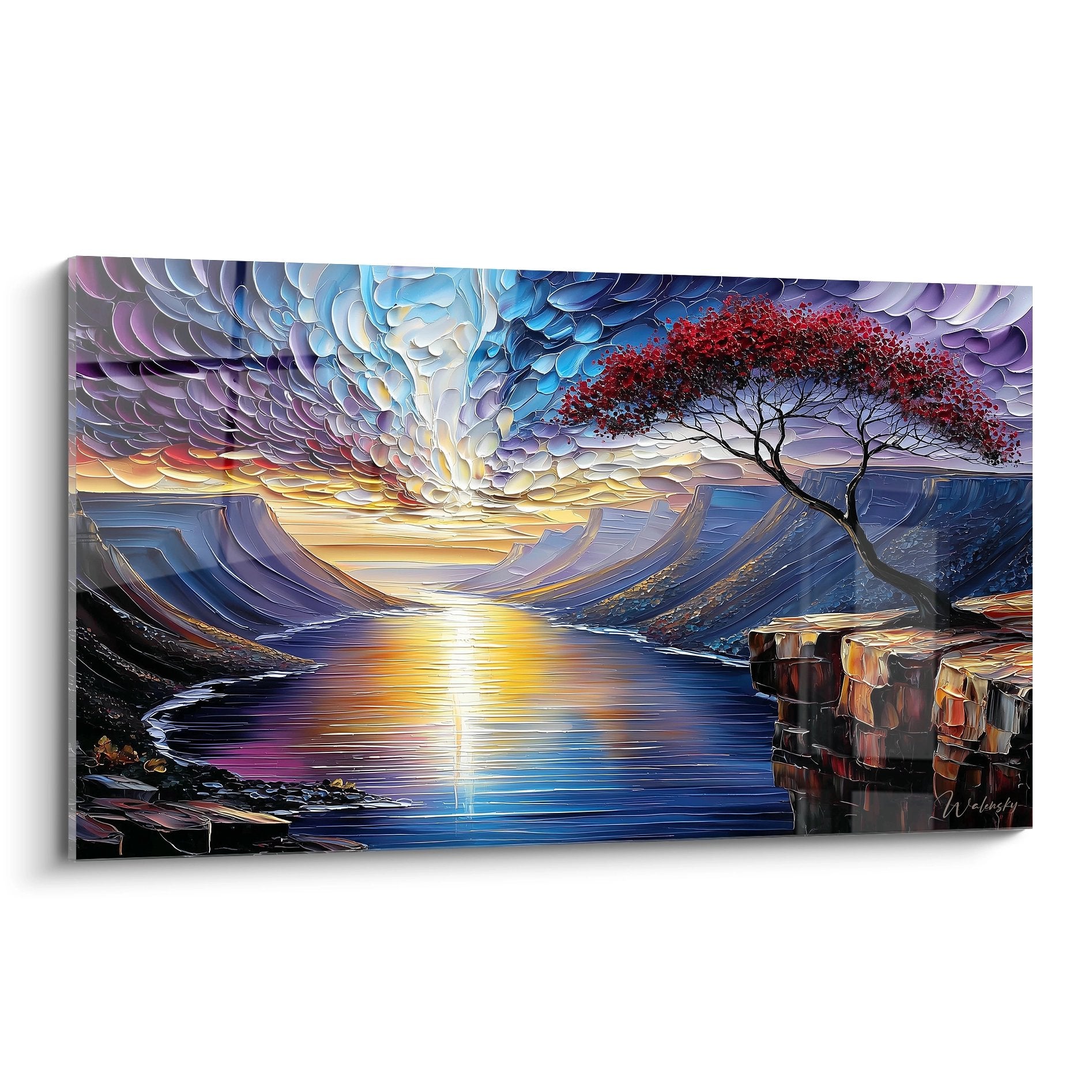 Tableau lac de montagne au coucher de soleil avec nuages sculptés et arbre rouge, reflets dorés sur l'eau