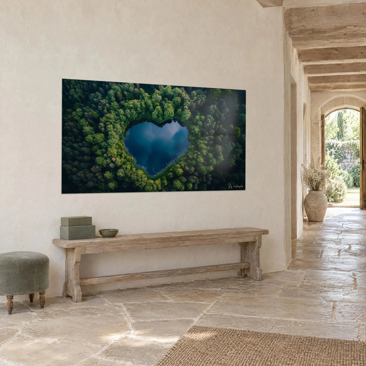 Quadro stagno cardiaco dalle acque indaco bordato da fogliame smeraldo, panchina in legno, vista di tre quarti, casa in pietra