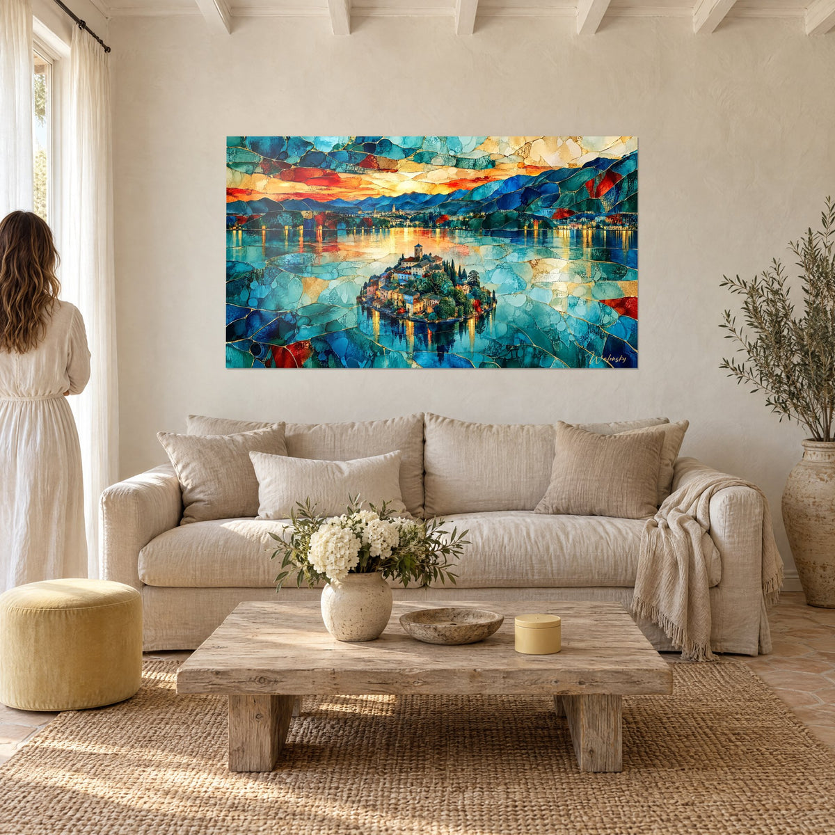 Tableau île San Giulio aux toits ocre sur un lac turquoise, ciel orange et rouge, au-dessus d'un canapé dans un salon lumineux