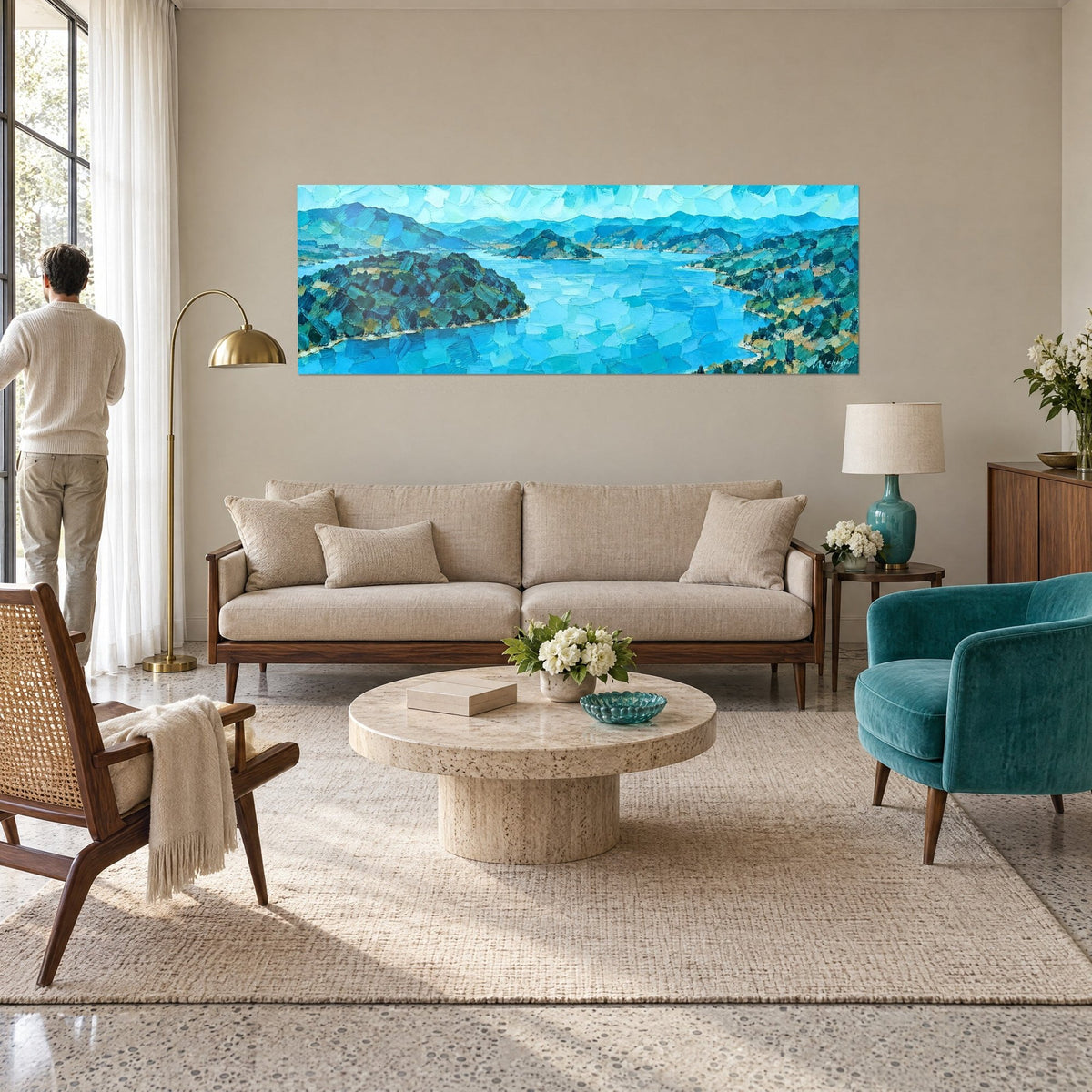 Cuadro lago turquesa rodeado de colinas arboladas, pasta gruesa en azul y verde, sobre un sofá en un salón luminoso
