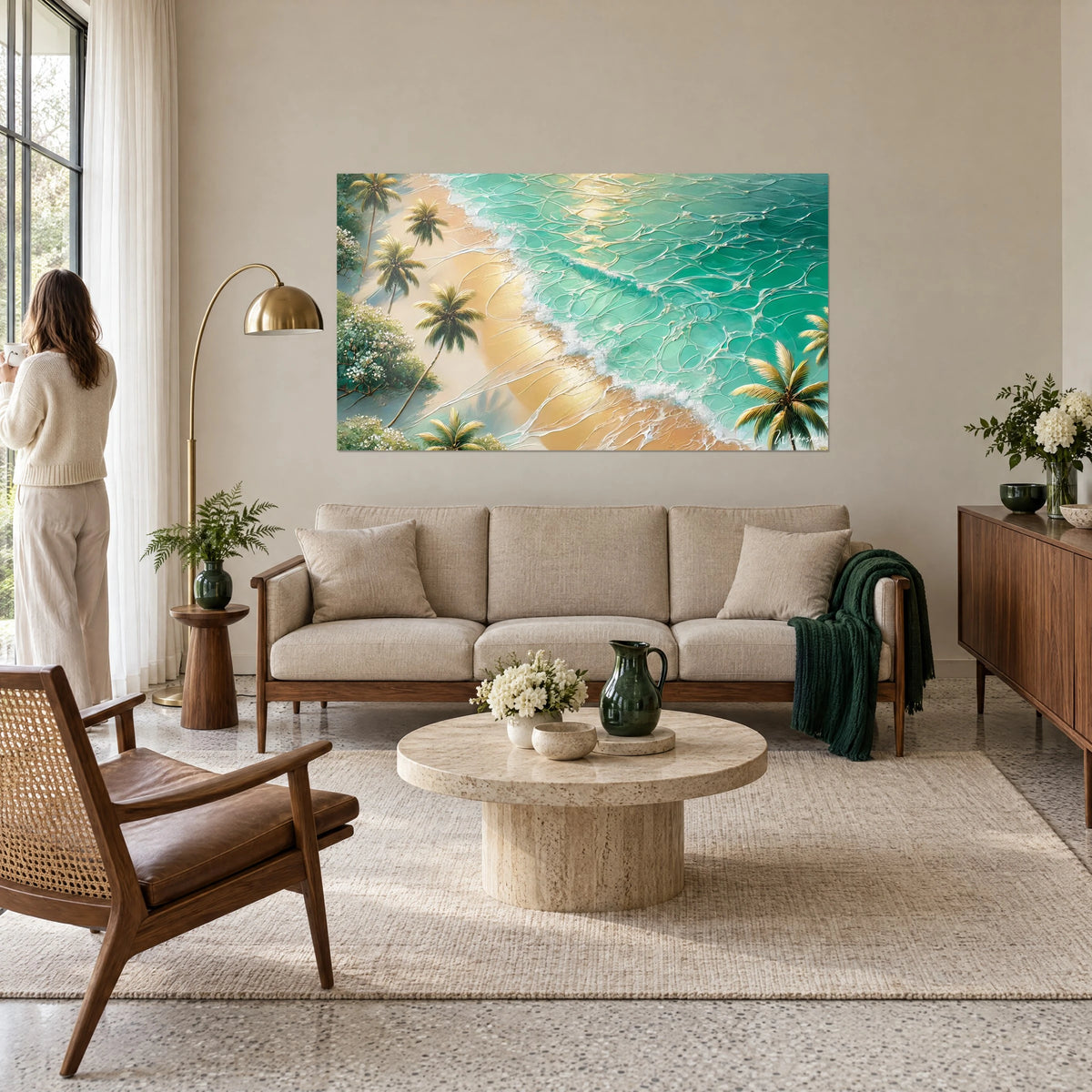 Schilderij tropisch strand van bovenaf gezien, goudkleurig zand en turquoise schuimende lagune, groene palmbomen, boven een bank in een lichte woonkamer