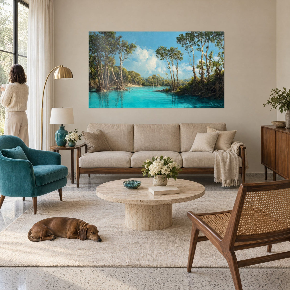 Gemälde tropische Lagune mit türkisfarbenem Wasser, gesäumt von Mangroven mit braunen Wurzeln, blauer Himmel und weiße Wolken, über einem Sofa in einem hellen Wohnzimmer
