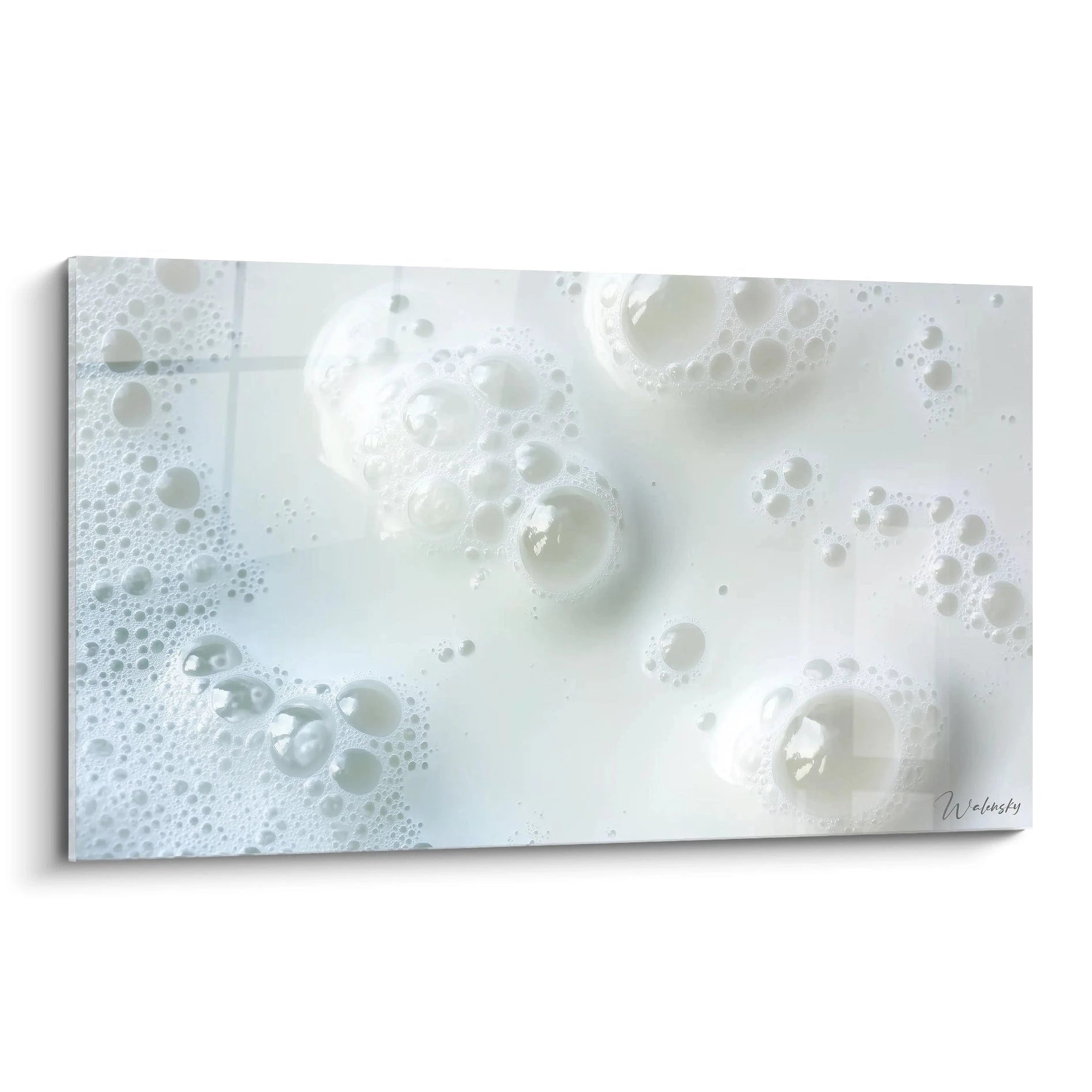 Un tableau lait représentant une surface liquide blanche avec des bulles de tailles variées, des reflets argentés et une texture lisse, créant un effet de transparence subtile et de légères variations de densité.

