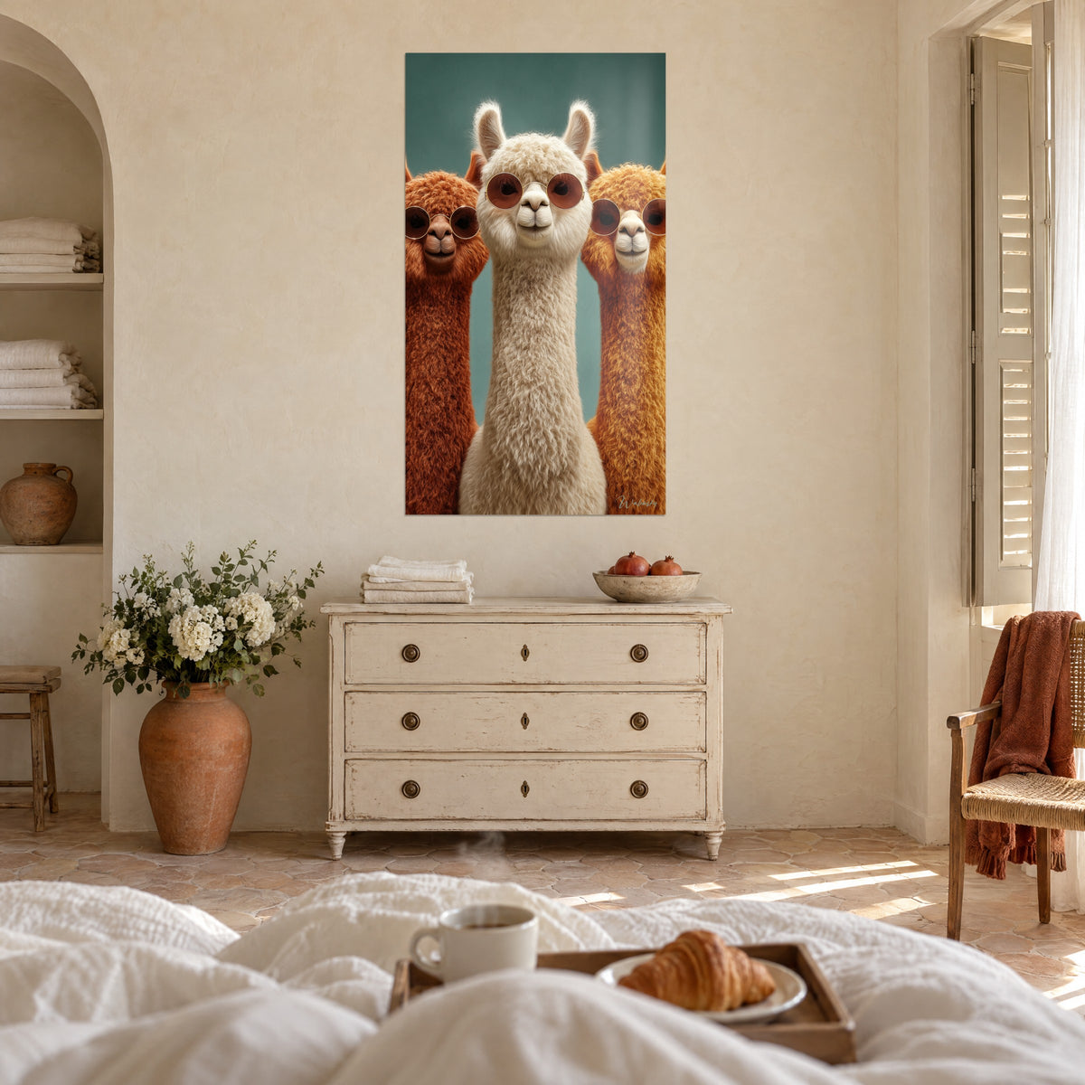 Cuadro trío de camélidos lanudos con lentes redondas, pelaje blanco y rojizo sobre fondo turquesa oscuro, encima de una cama en un dormitorio luminoso