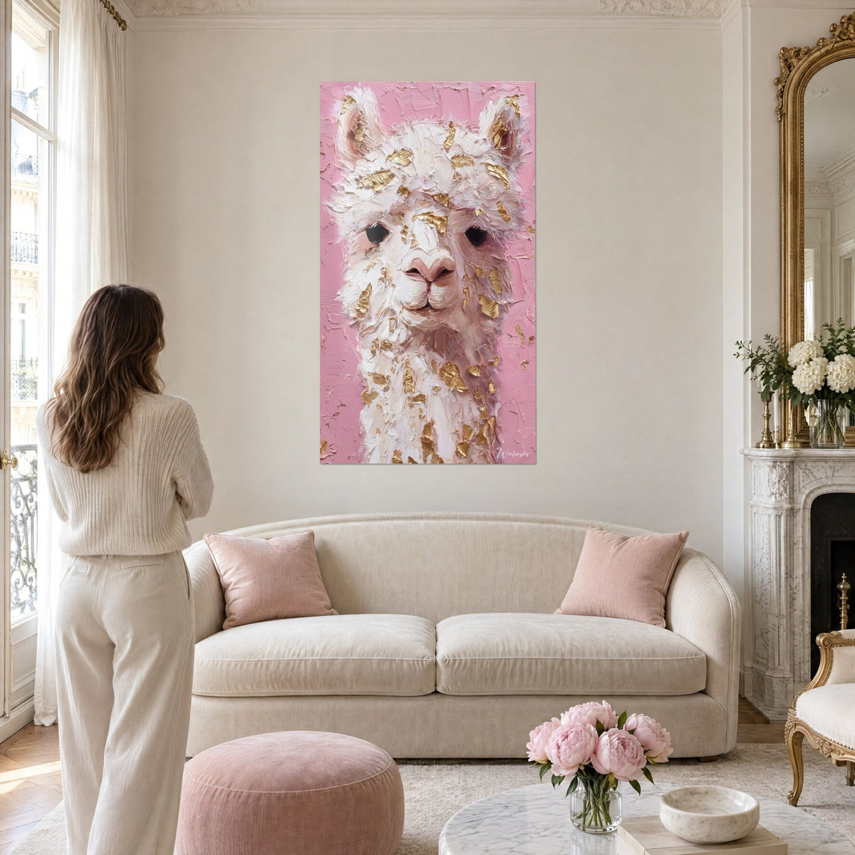 Cuadro de una alpaca blanca y lanosa con destellos dorados sobre fondo rosa polvo, mujer de espaldas, encima de un sofá en un salón luminoso