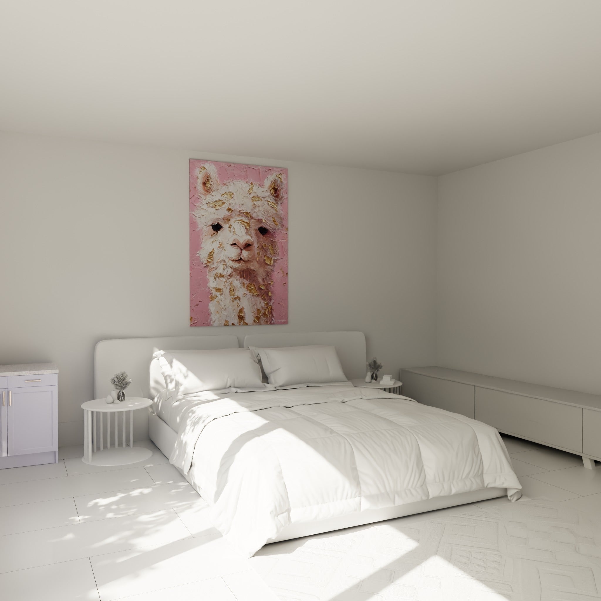 Portrait de lama rose et doré aux empâtements épais, au-dessus d'un lit dans une chambre claire