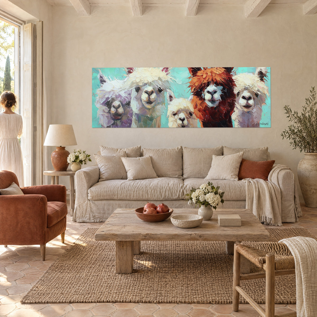 Quadro di cinque lama dal vello color crema e rossiccio, sfondo turchese dipinto a spatola, sopra un divano in un soggiorno luminoso