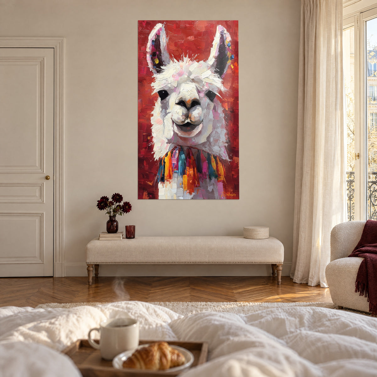 Cuadro retrato de llama esponjosa blanca y rosa, bufanda de pompones naranja, azul y amarillo, fondo rojo, encima de una cama en un dormitorio luminoso